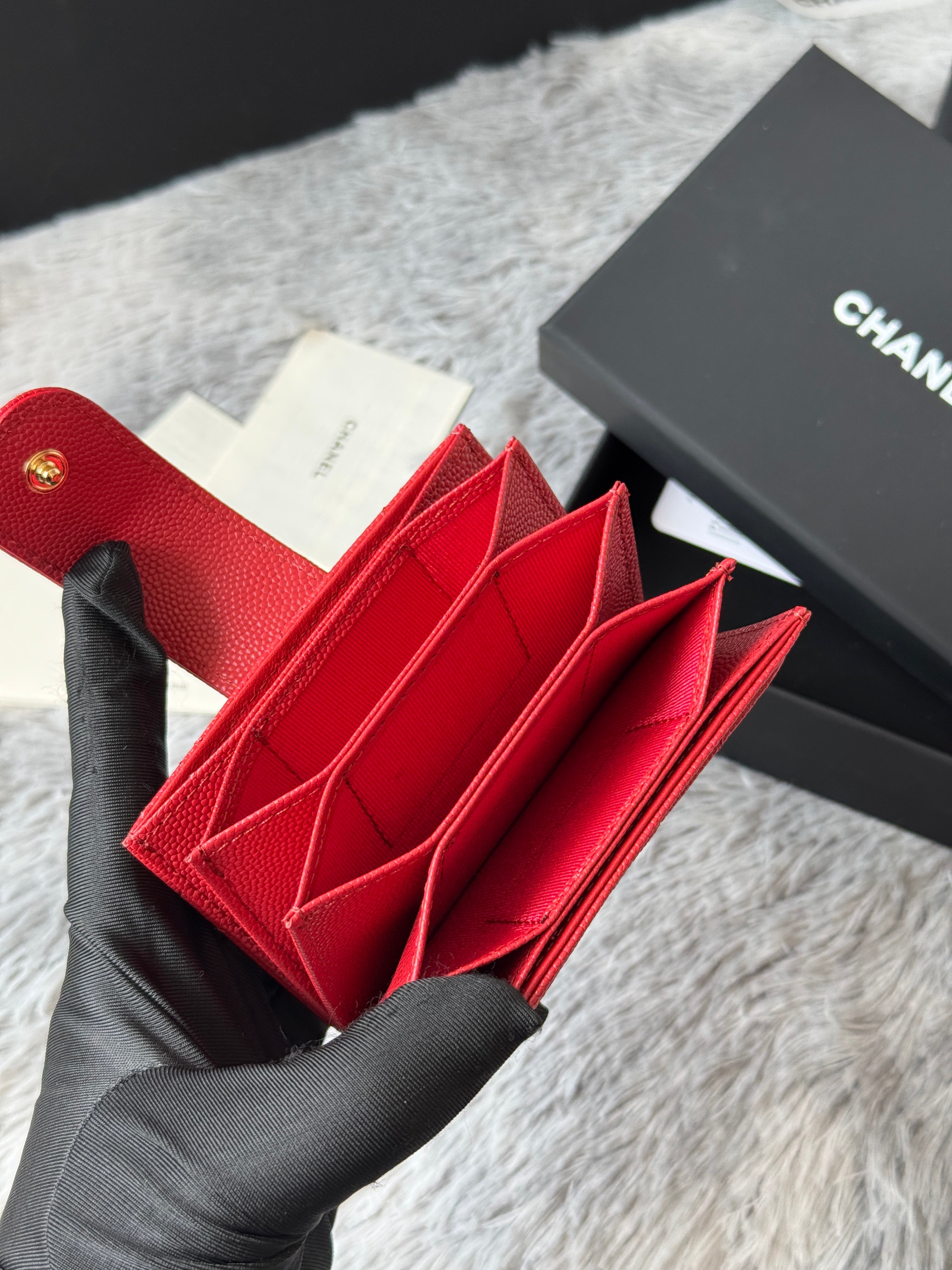 CARD HOLDER 10 CIRCLE CLASP IN RED CAVIAR LEATHER GOLD-TONE METALLIC