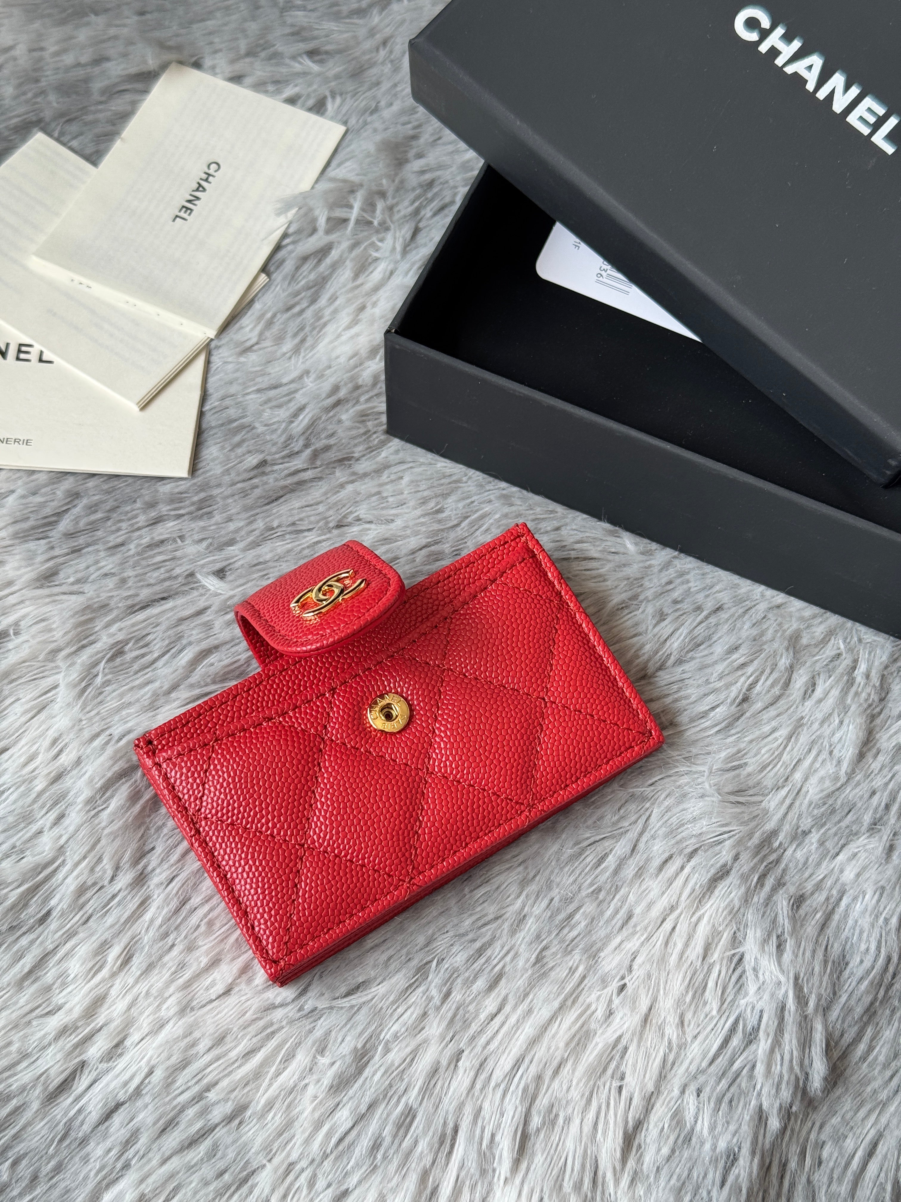 CARD HOLDER 10 CIRCLE CLASP IN RED CAVIAR LEATHER GOLD-TONE METALLIC