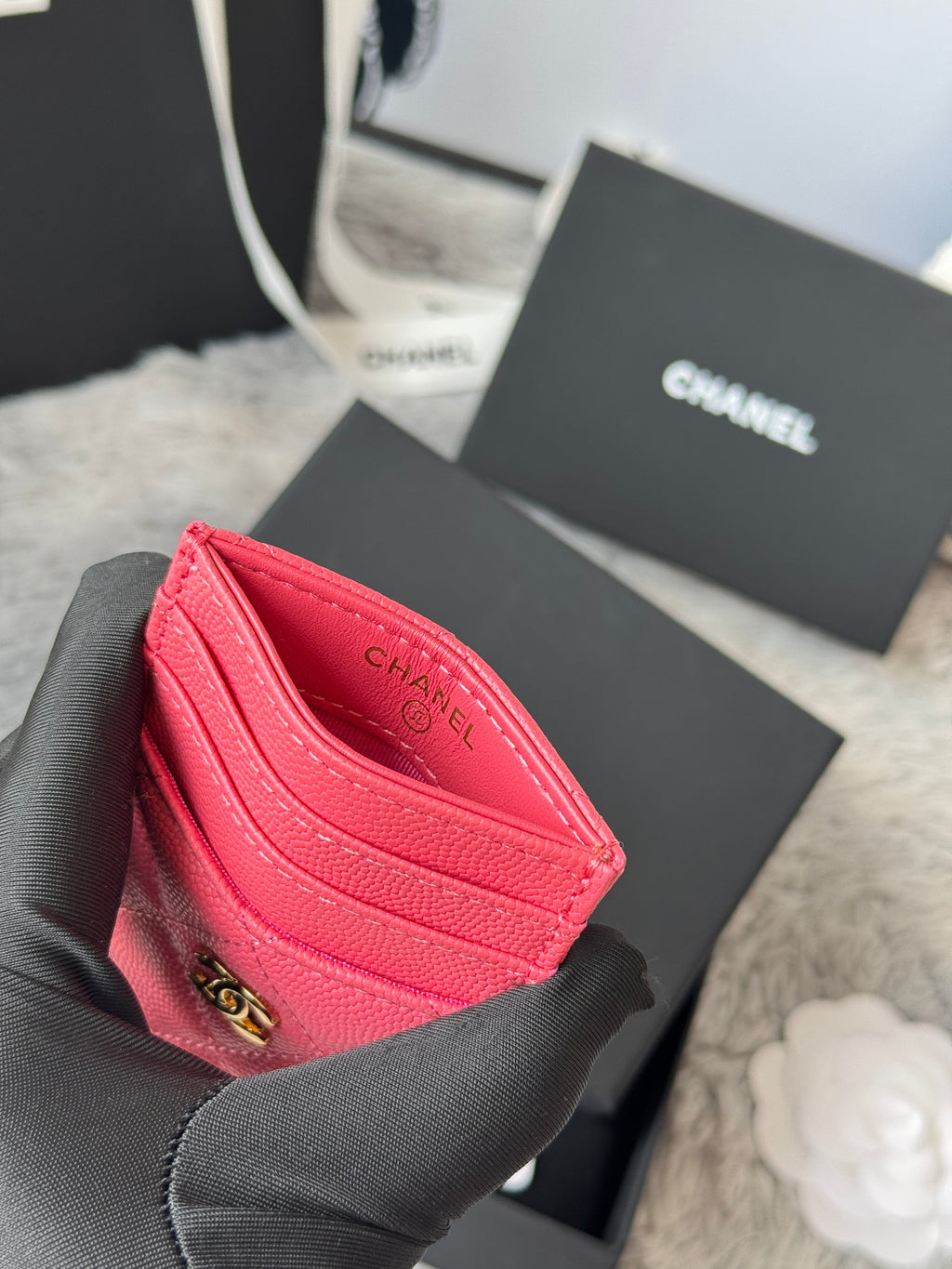 CLASSIC VERTICAL CARD HOLDER 14 IN MANDY PINK GRAINED CALFSKIN GOLD-TONE METALLIC