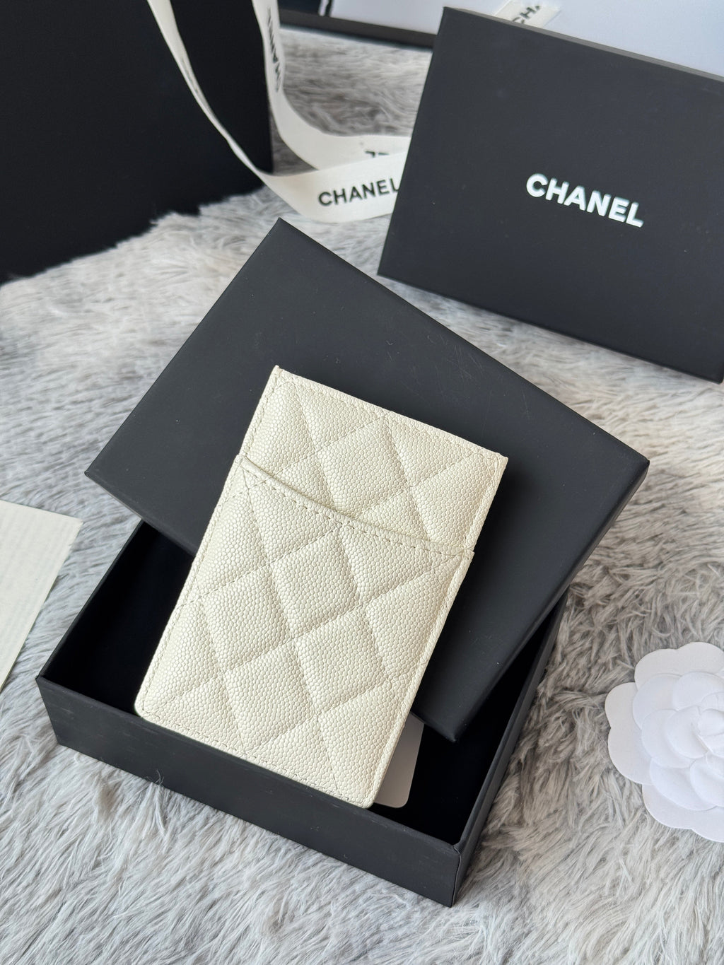 CLASSIC VERTICAL CARD HOLDER 14 IN WHITE GRAINED CALFSKIN GOLD-TONE METALLIC