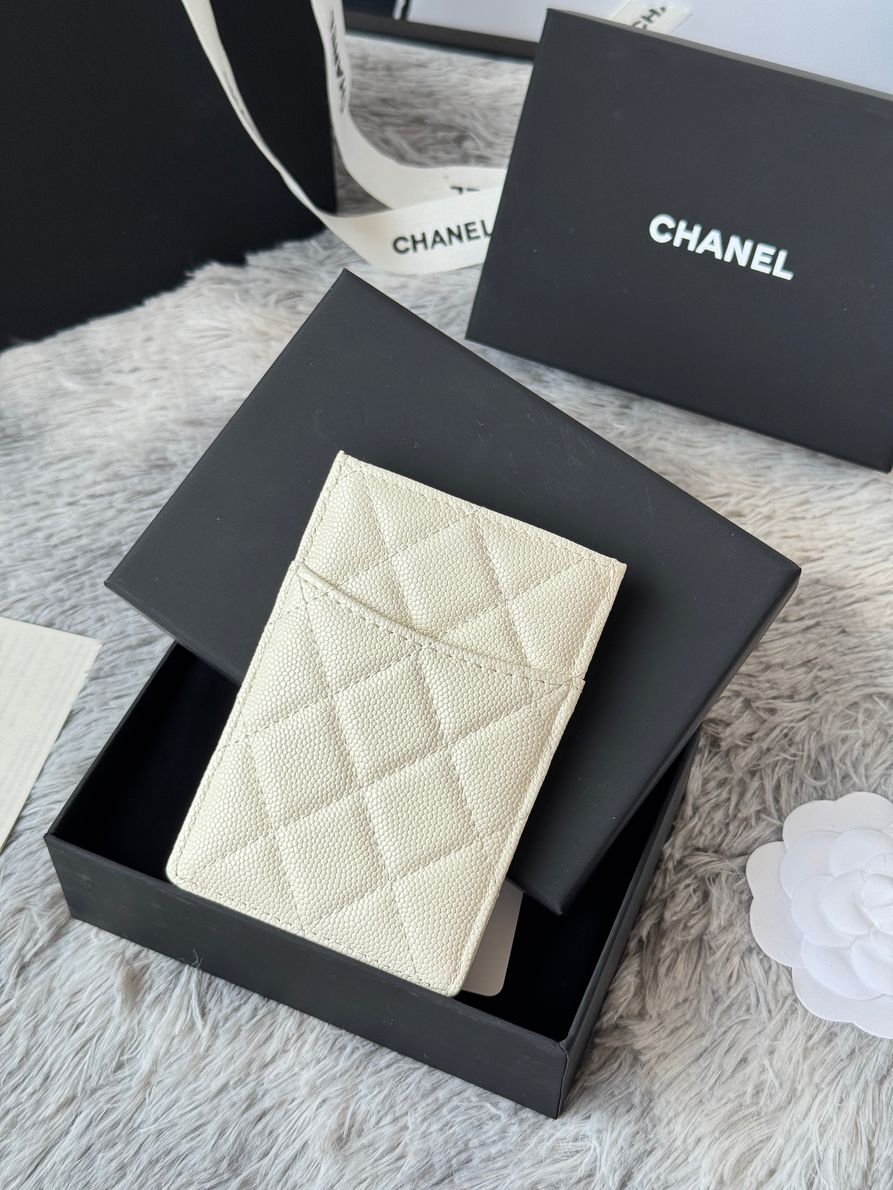 CLASSIC VERTICAL CARD HOLDER 14 IN WHITE GRAINED CALFSKIN GOLD-TONE METALLIC