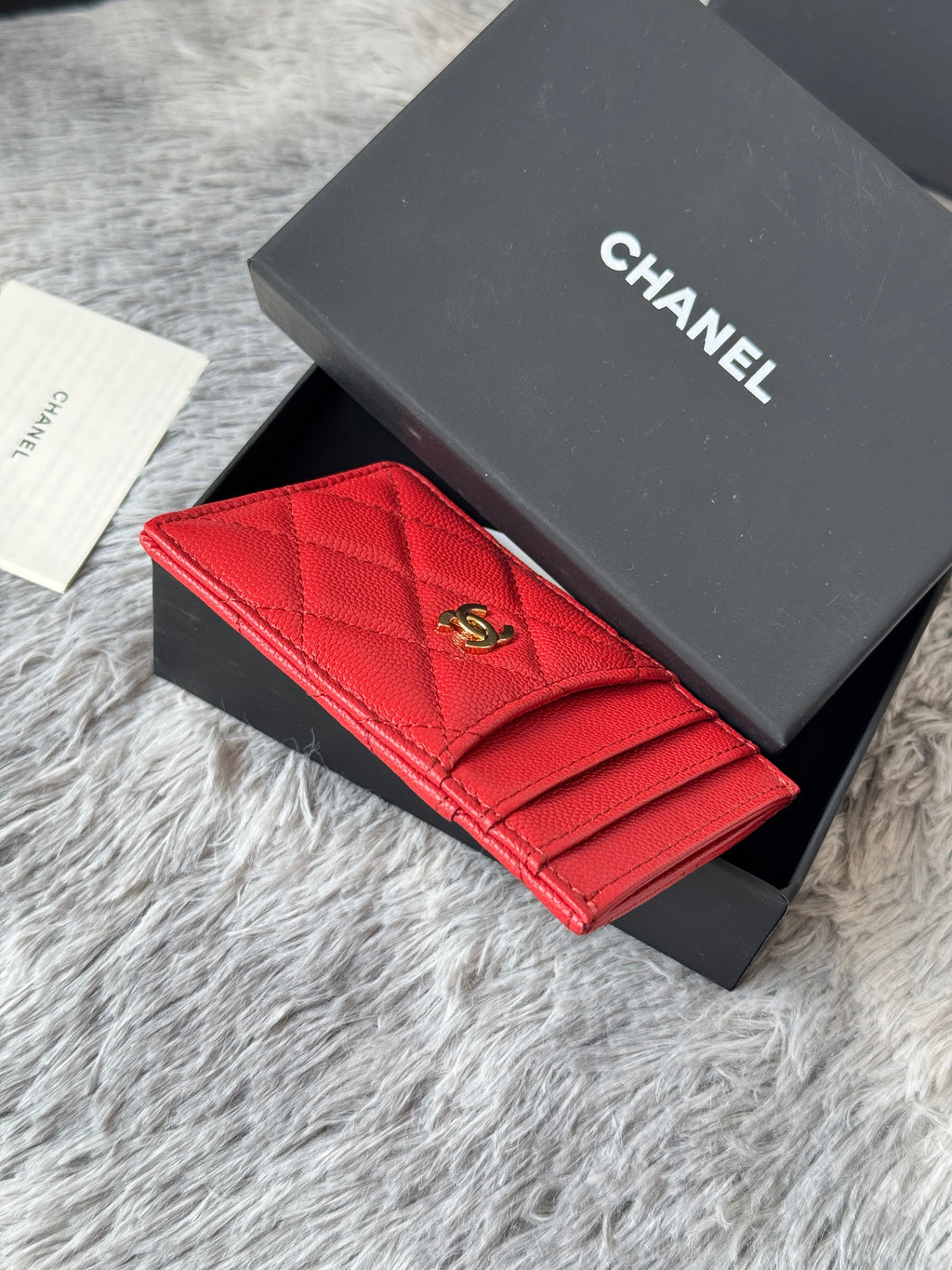 CLASSIC VERTICAL CARD HOLDER 14 IN RED GRAINED CALFSKIN GOLD-TONE METALLIC