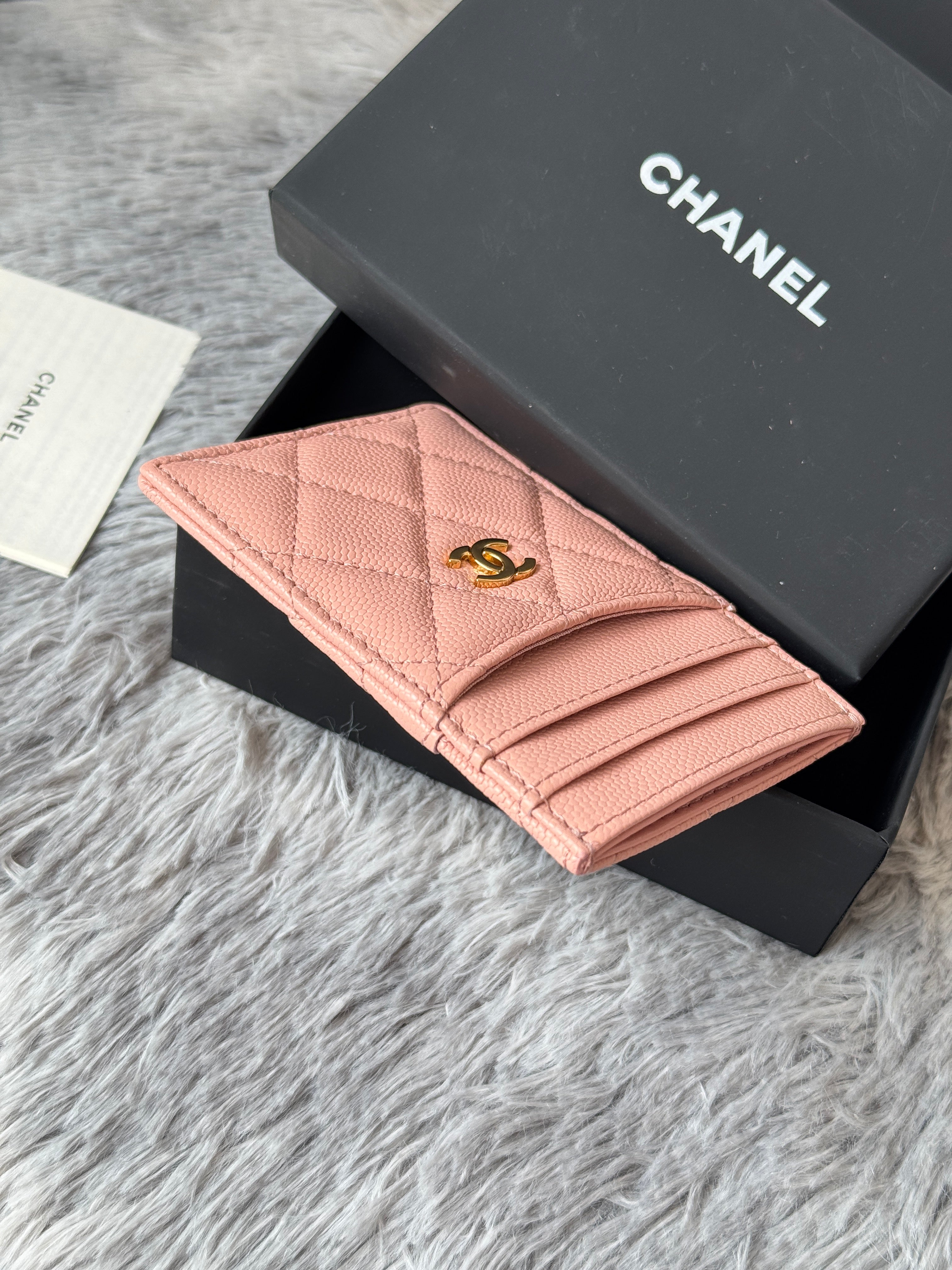 CLASSIC VERTICAL CARD HOLDER 14 IN TONYS PINK GRAINED CALFSKIN GOLD-TONE METALLIC