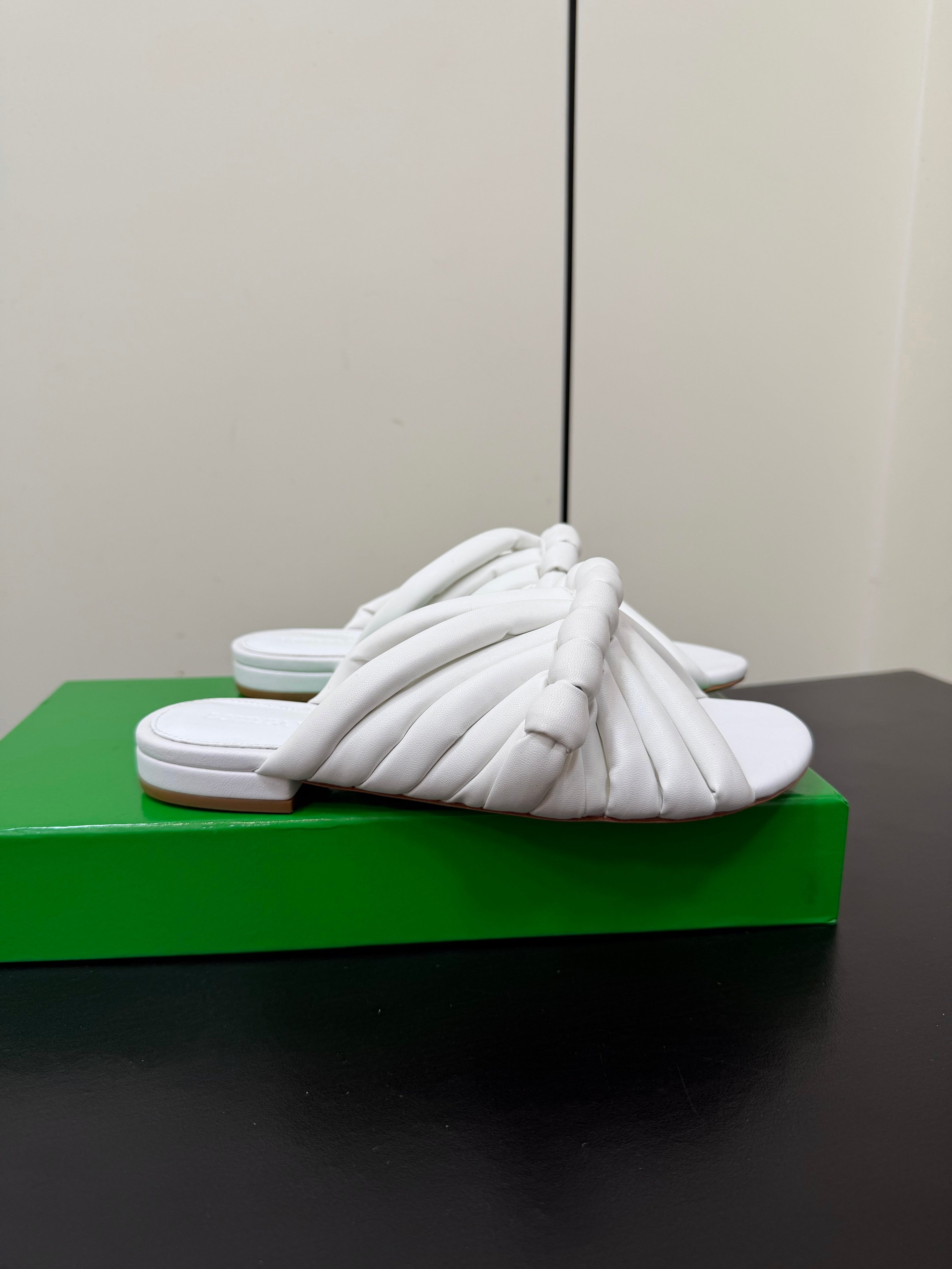 BOTTEGA VENETA 26S BRAIDED STRAP SANDALS IN WHITE LAMBSKIN
