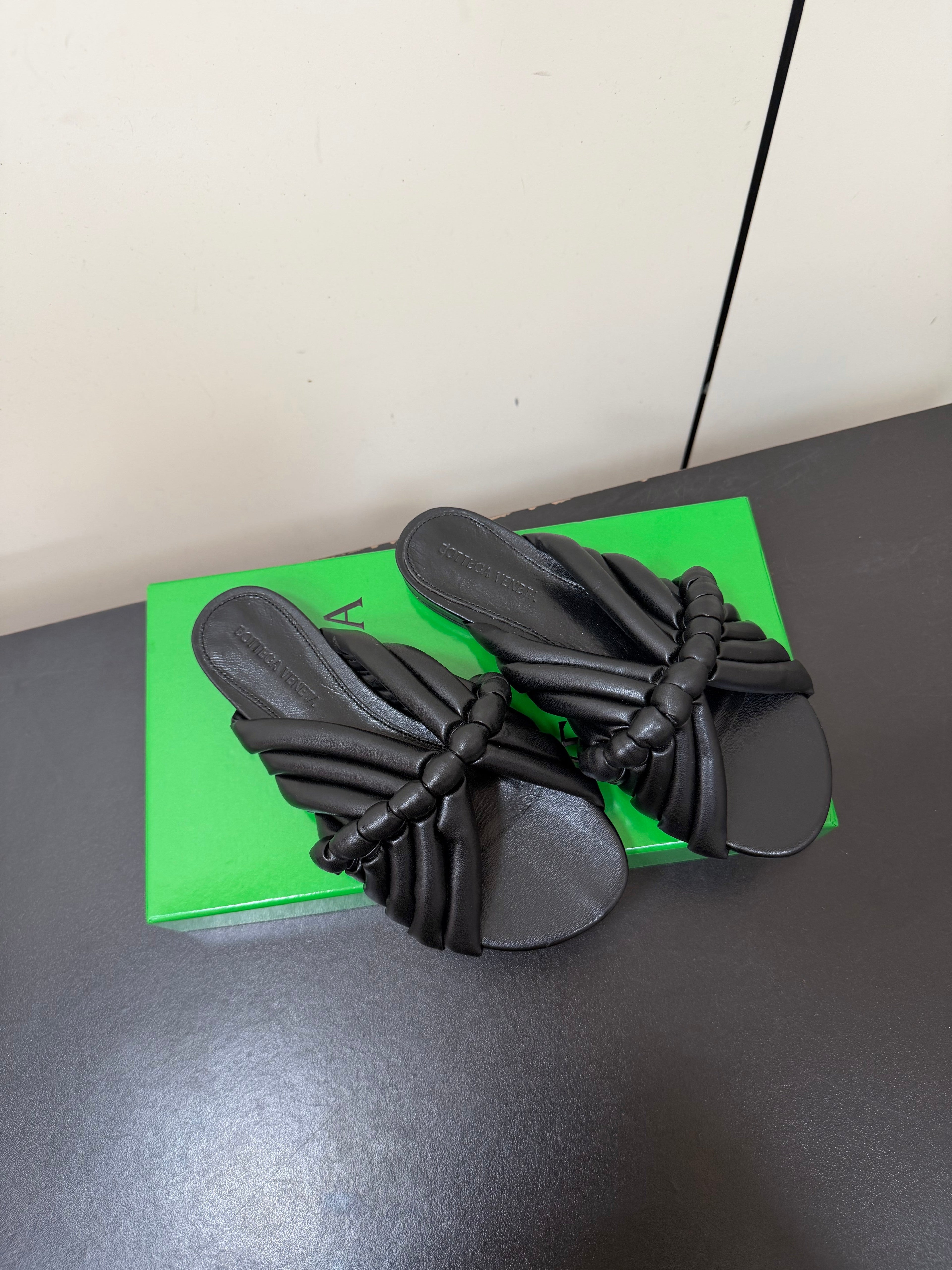 BOTTEGA VENETA 26S BRAIDED STRAP SANDALS IN BLACK LAMBSKIN