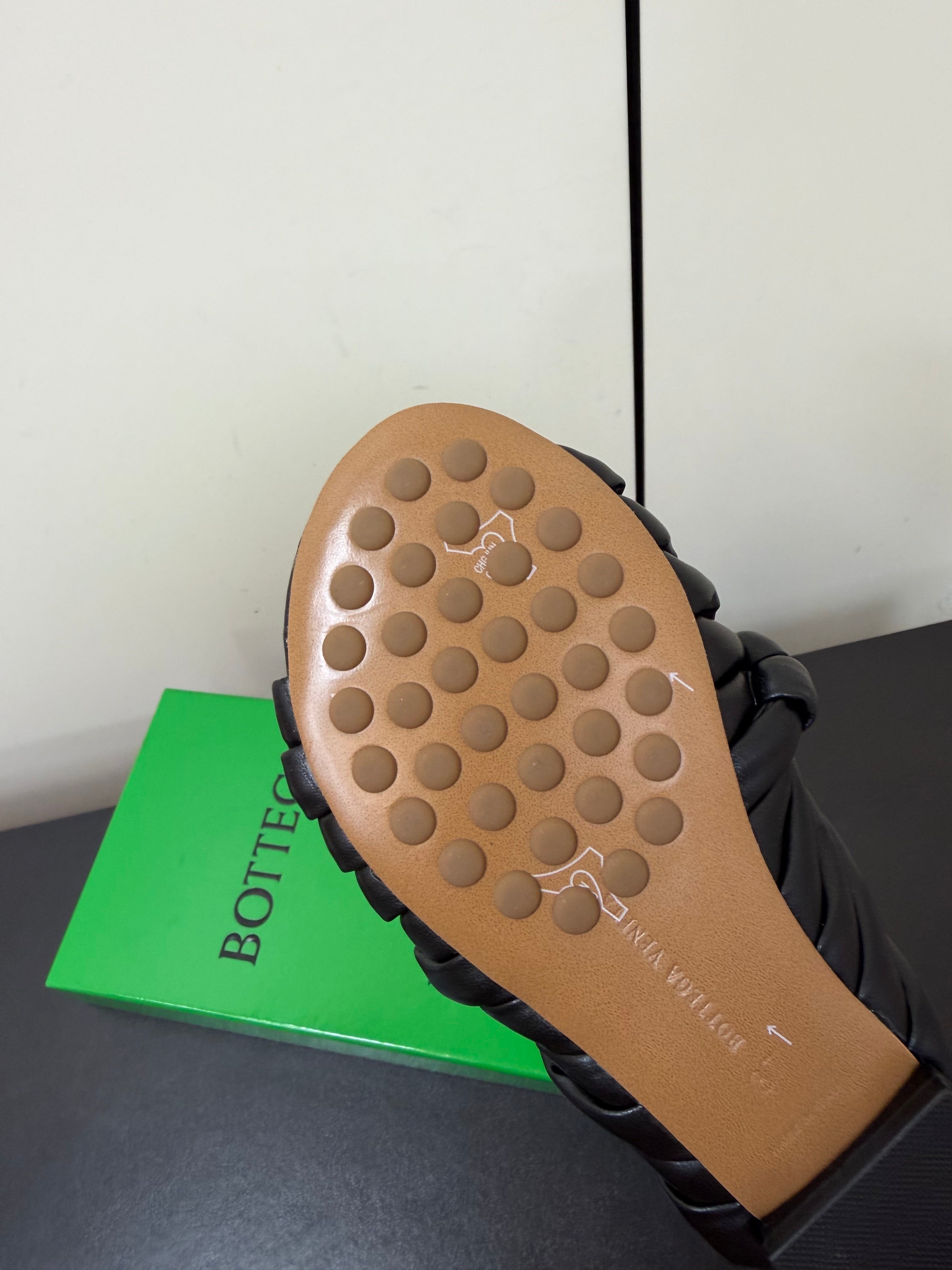 BOTTEGA VENETA 26S BRAIDED STRAP SANDALS IN BLACK LAMBSKIN