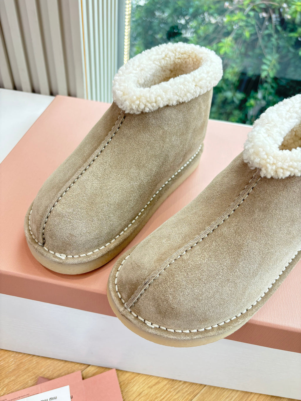 WHITE SHEARLING BOOTS IN TAN BROWN SUEDE