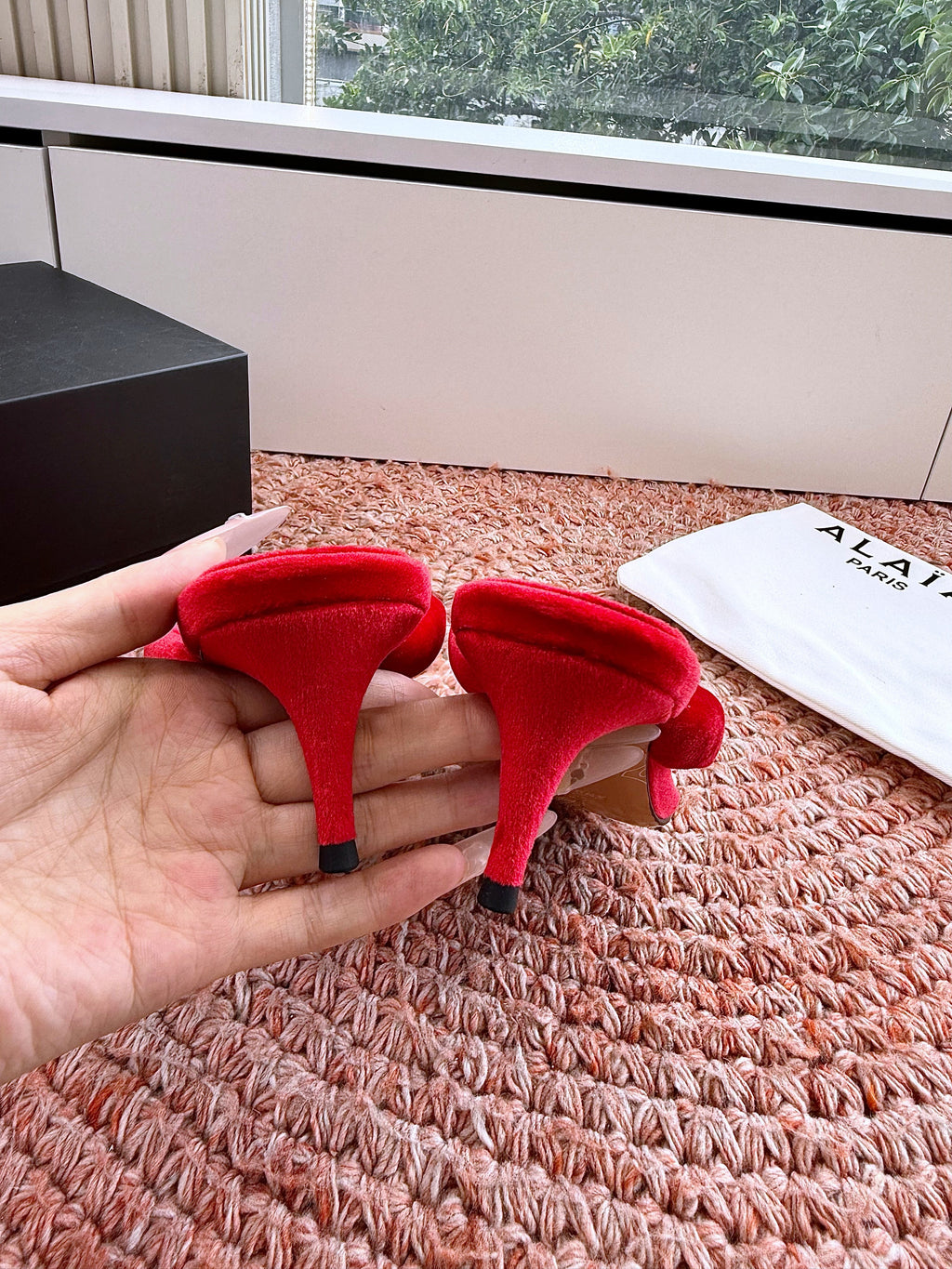 ALAIA 26S HEELED THONG SANDALS IN RED VELVET
