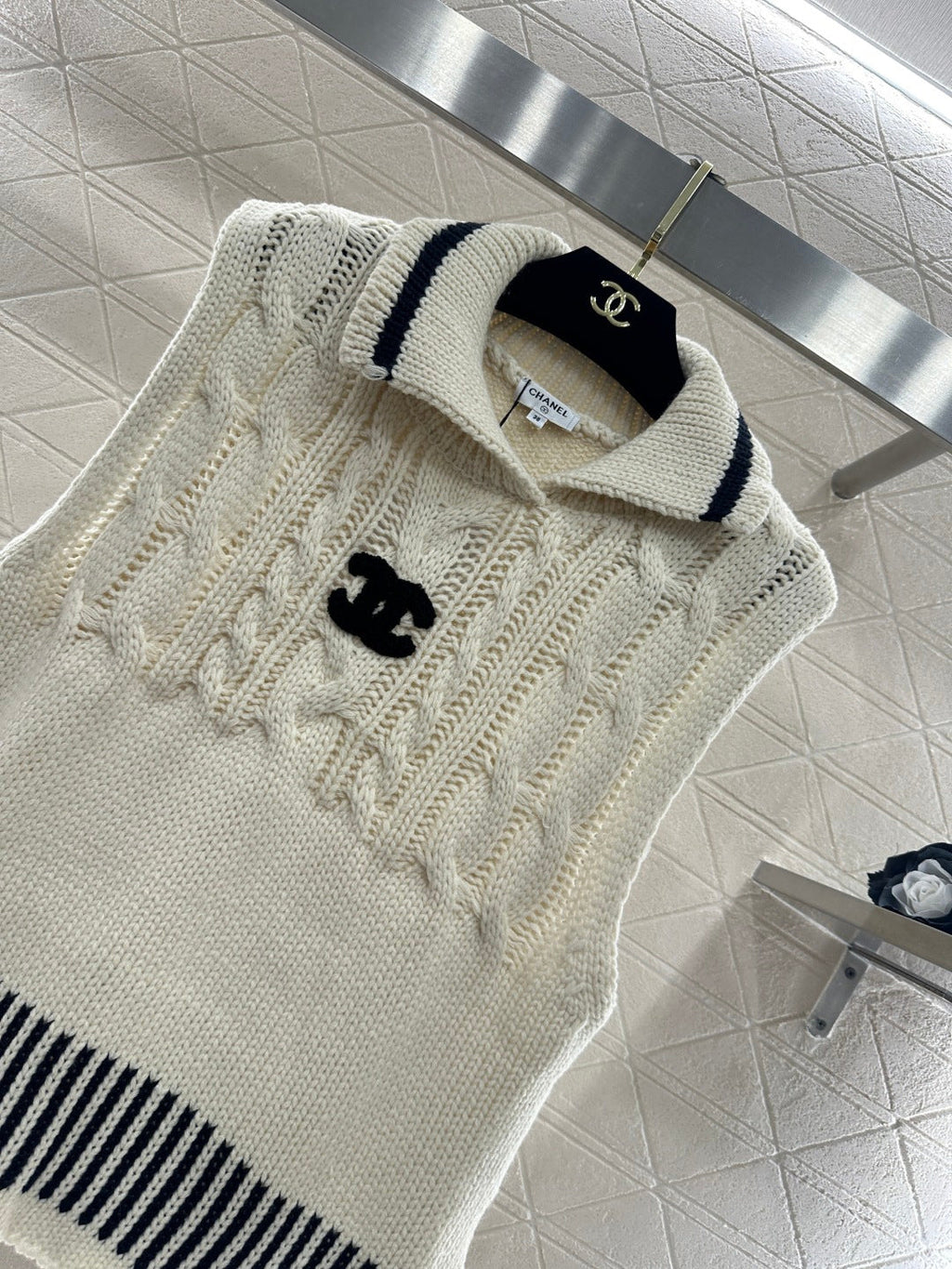 CHANEL 26S SLEEVELESS COLLARED KNITTED BLAZER 696