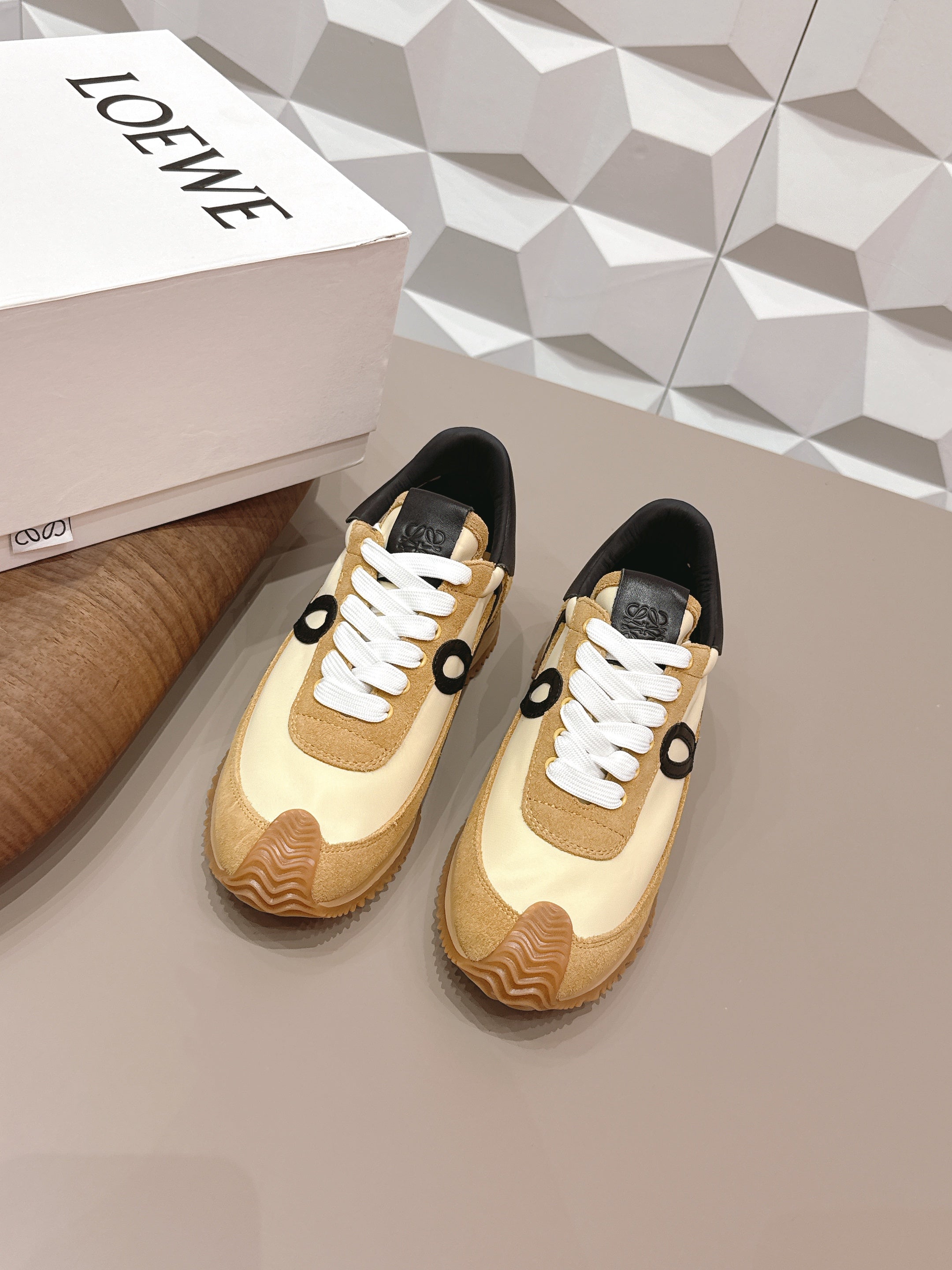LOEWE 26S FLOW RUNNER SNEAKER IN TAN BROWN SUEDE AND BLACK CALFSKIN