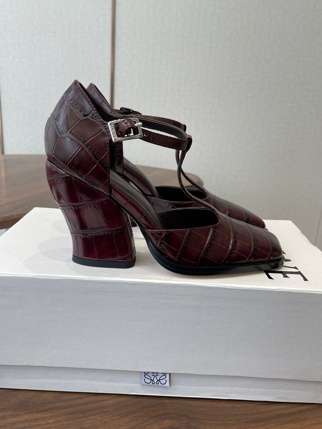 LOEWE 26S ONDA 90MM T-STRAP HIGH-HEEL SHOES IN WINE RED EMBOSSED CROCODILE CALFSKIN