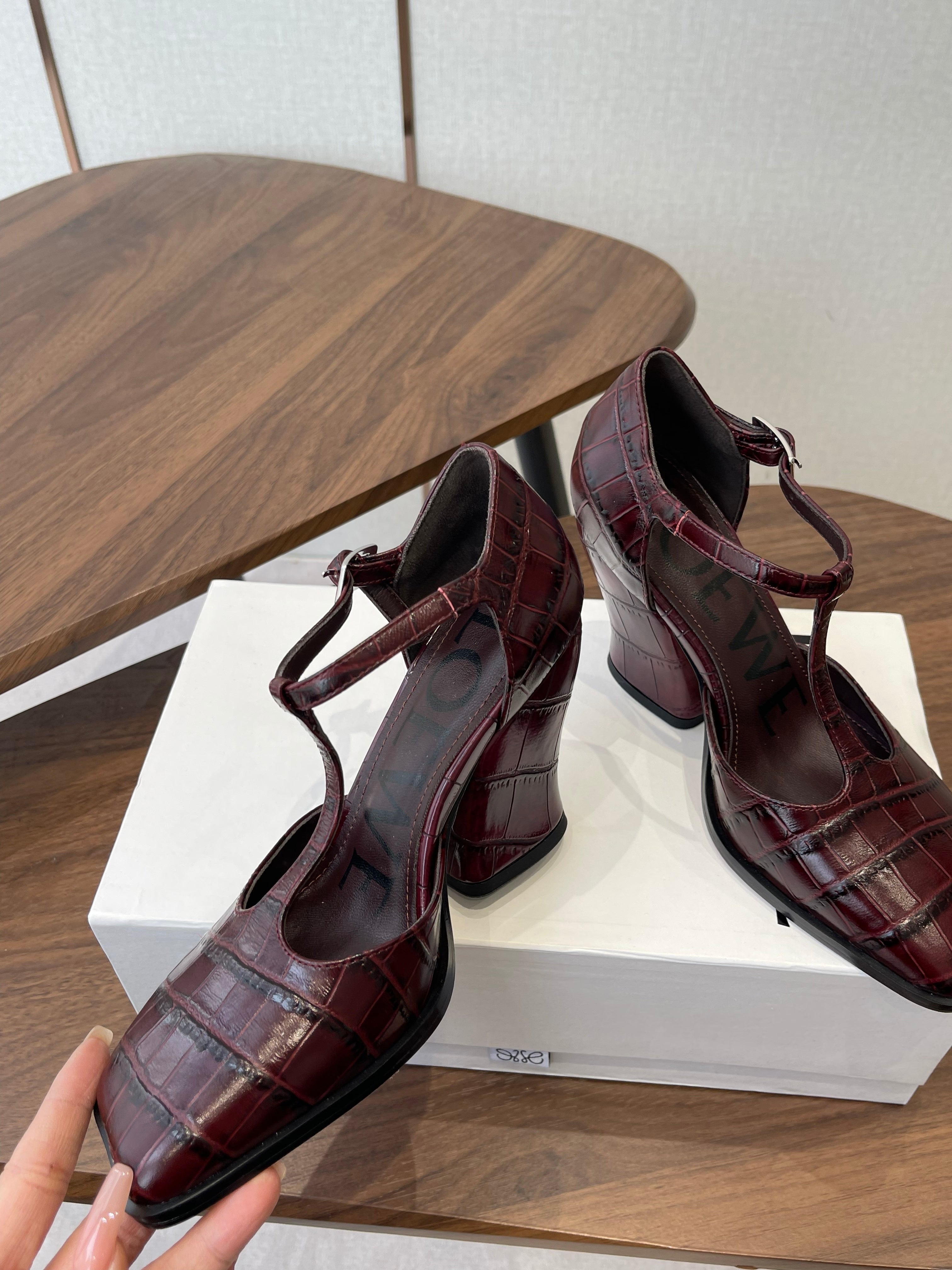 LOEWE 26S ONDA 90MM T-STRAP HIGH-HEEL SHOES IN WINE RED EMBOSSED CROCODILE CALFSKIN