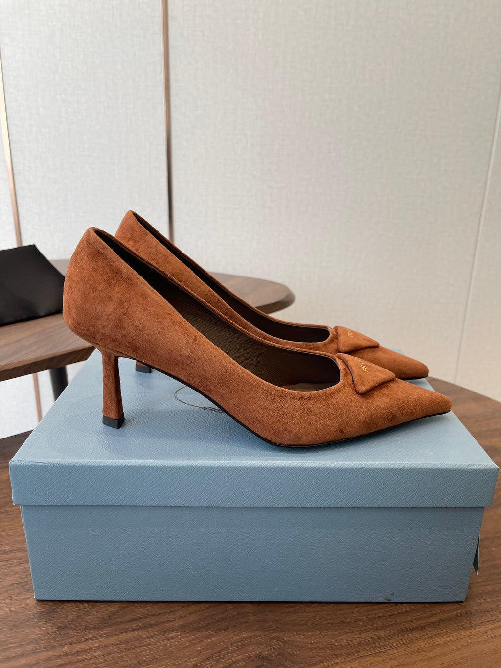 PRADA 26S POINTED TOE HIGH HEELS 75MM IN CARAMEL BROWN SUEDE WITH LOGO