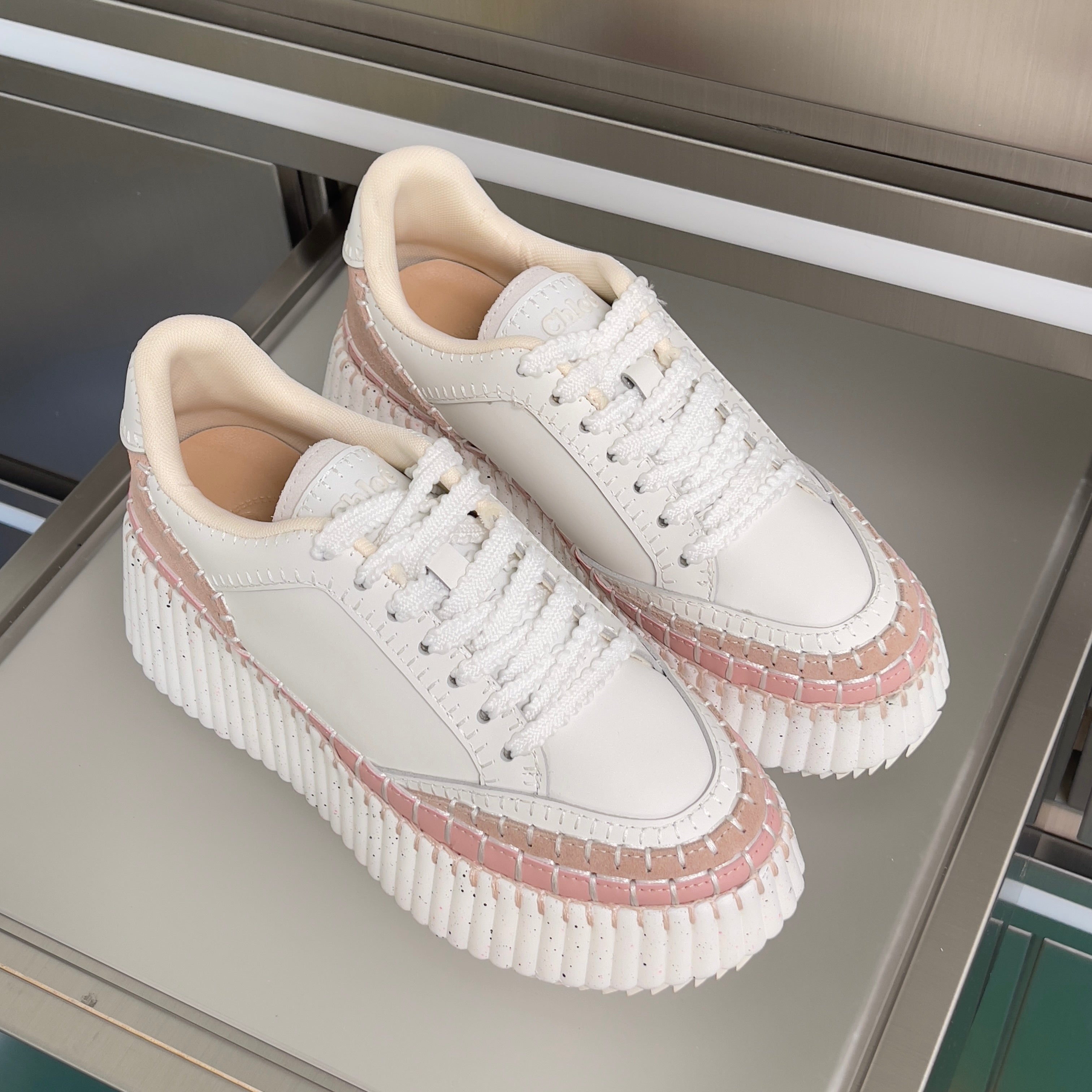 CHLOÉ 26S WEDGE SNEAKERS 70 MM IN WHITE CALFSKIN AND LIGHT PINK SUEDE