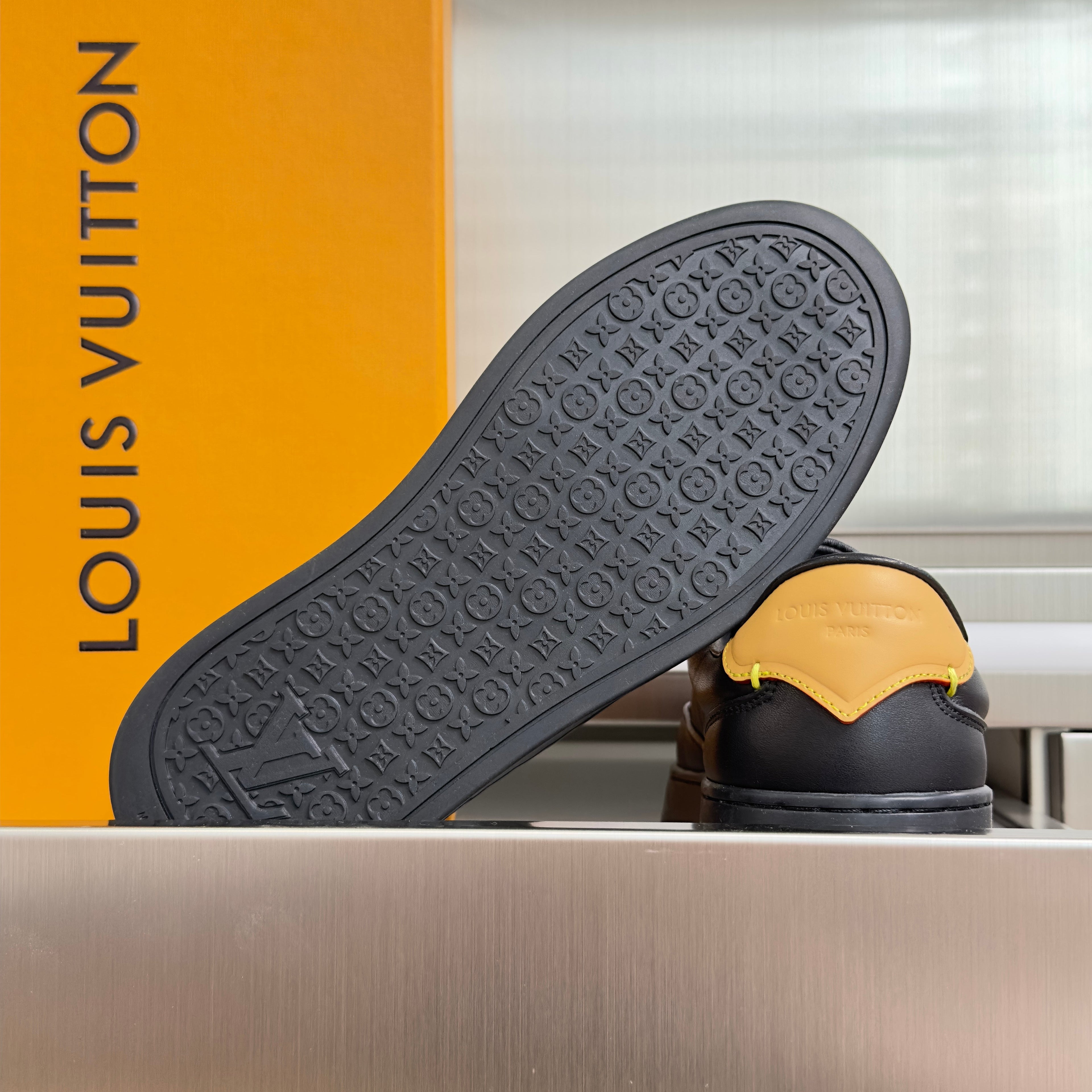 LV 26S LOW TOP SNEAKERS IN BLACK CALFSKIN