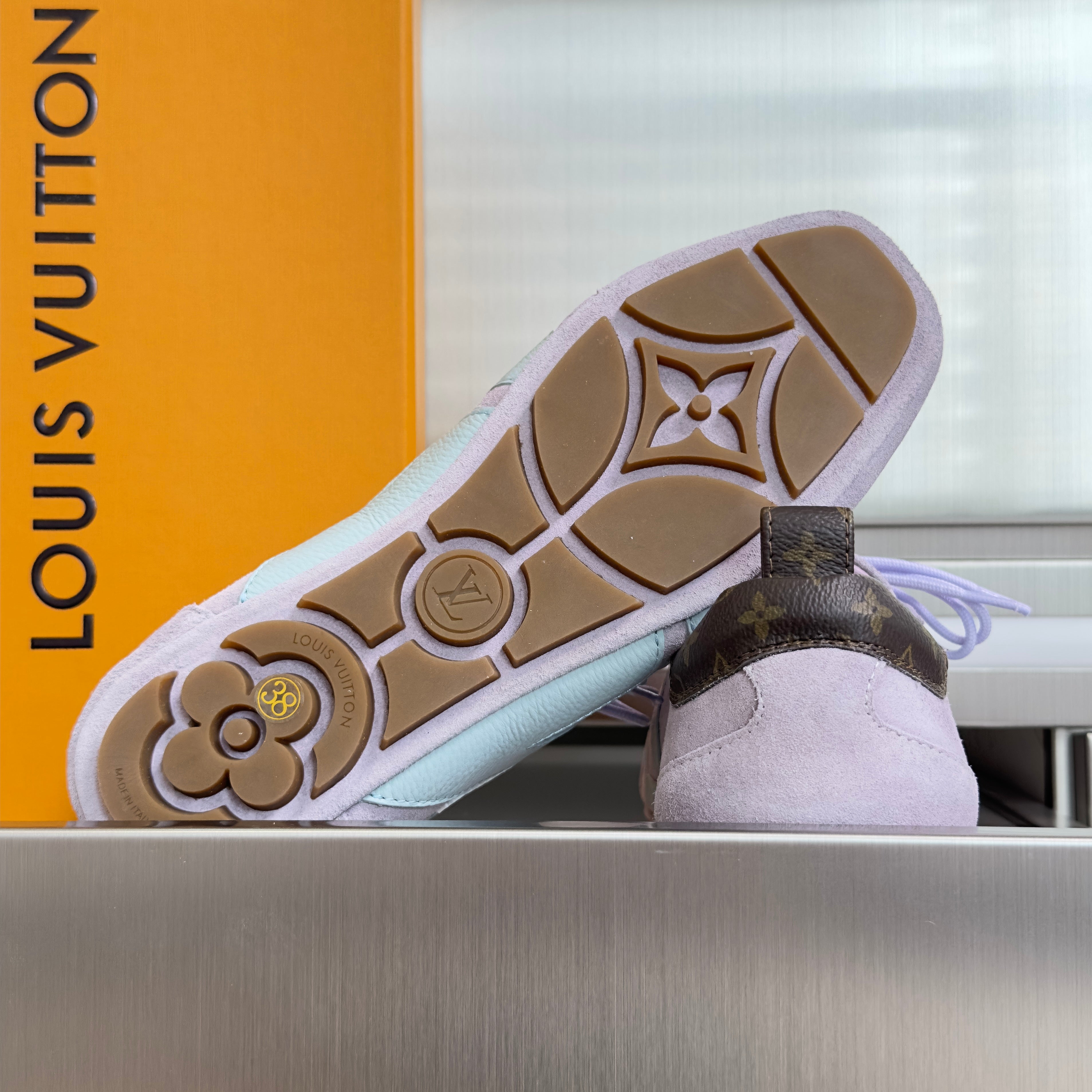 LV 26S SNEAKERINA SNEAKERS IN LIGHT LAVENDER SUEDE