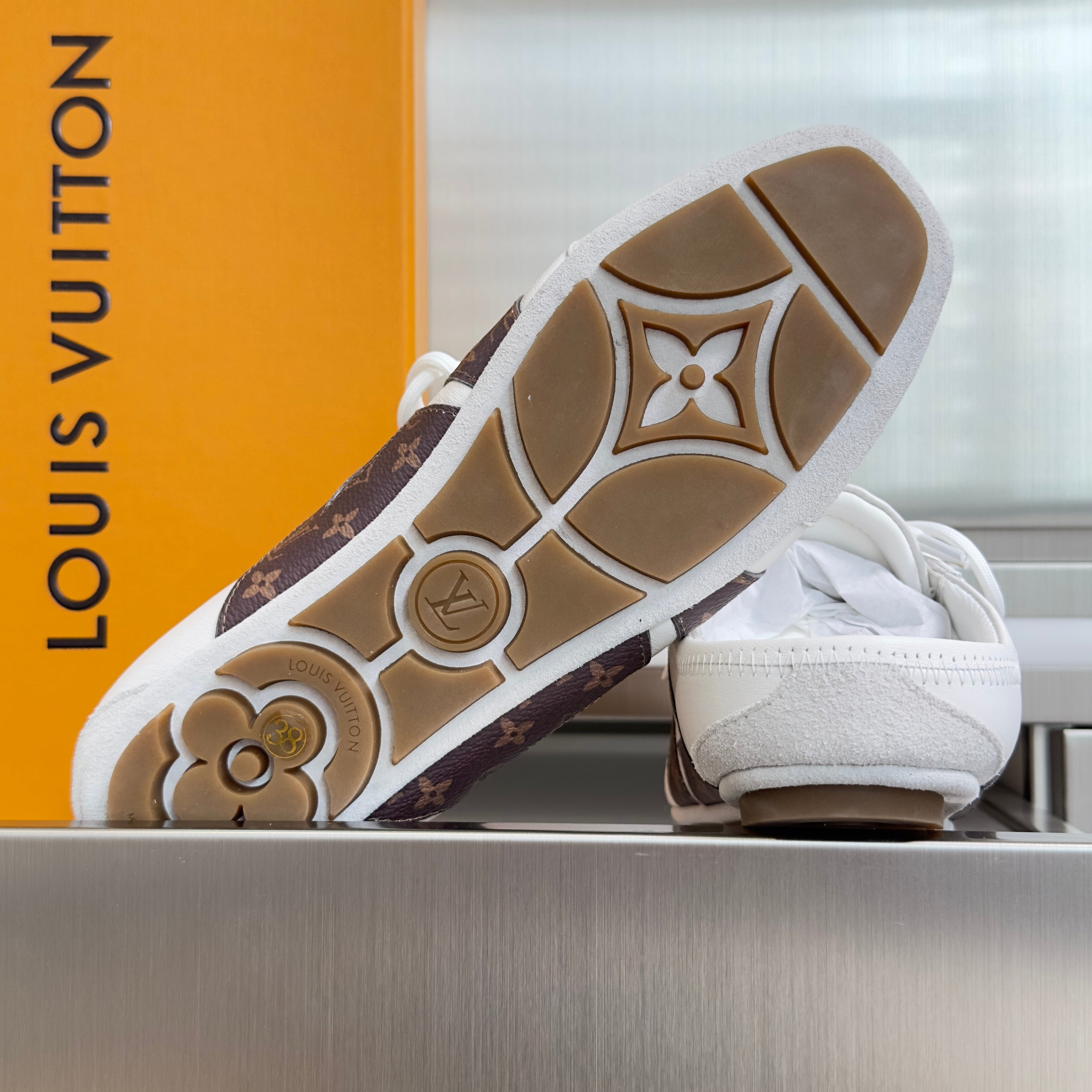LV 26S LACE UP MULE SNEAKERS IN WHITE CALFSKIN AND BROWN MONOGRAM CANVAS
