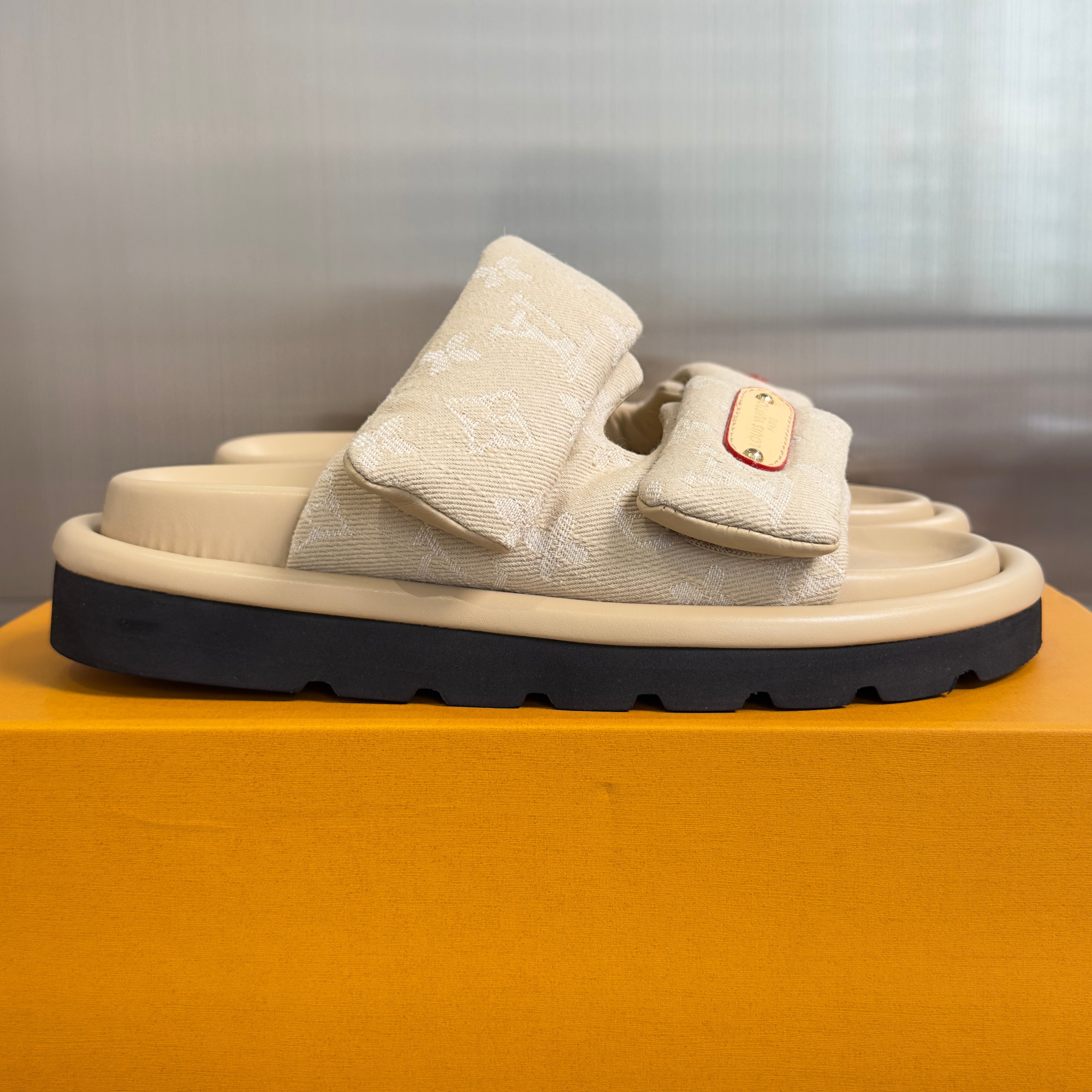 LV 26S PADDED SLIDES 40MM IN BEIGE DENIM MONOGRAM