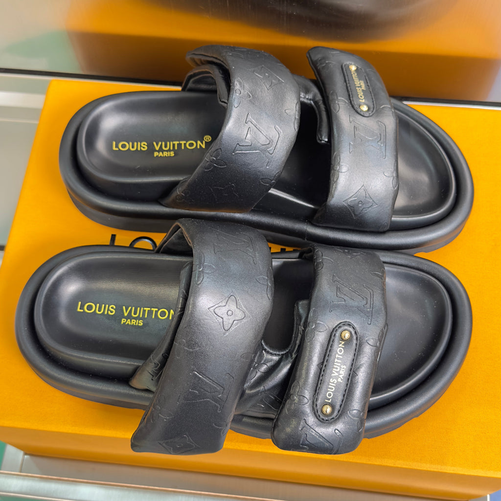LV 26S PADDED SLIDES 40MM IN BLACK CALFSKIN MONOGRAM