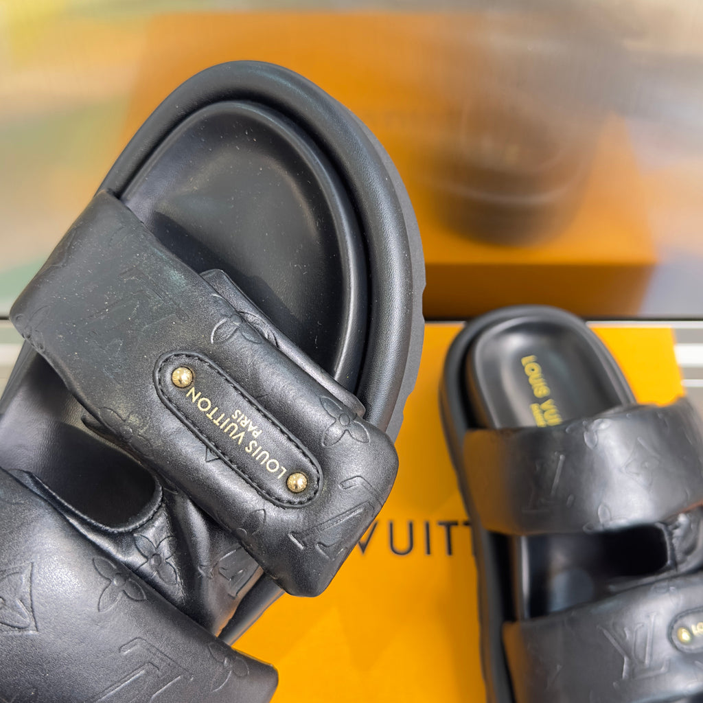 LV 26S PADDED SLIDES 40MM IN BLACK CALFSKIN MONOGRAM