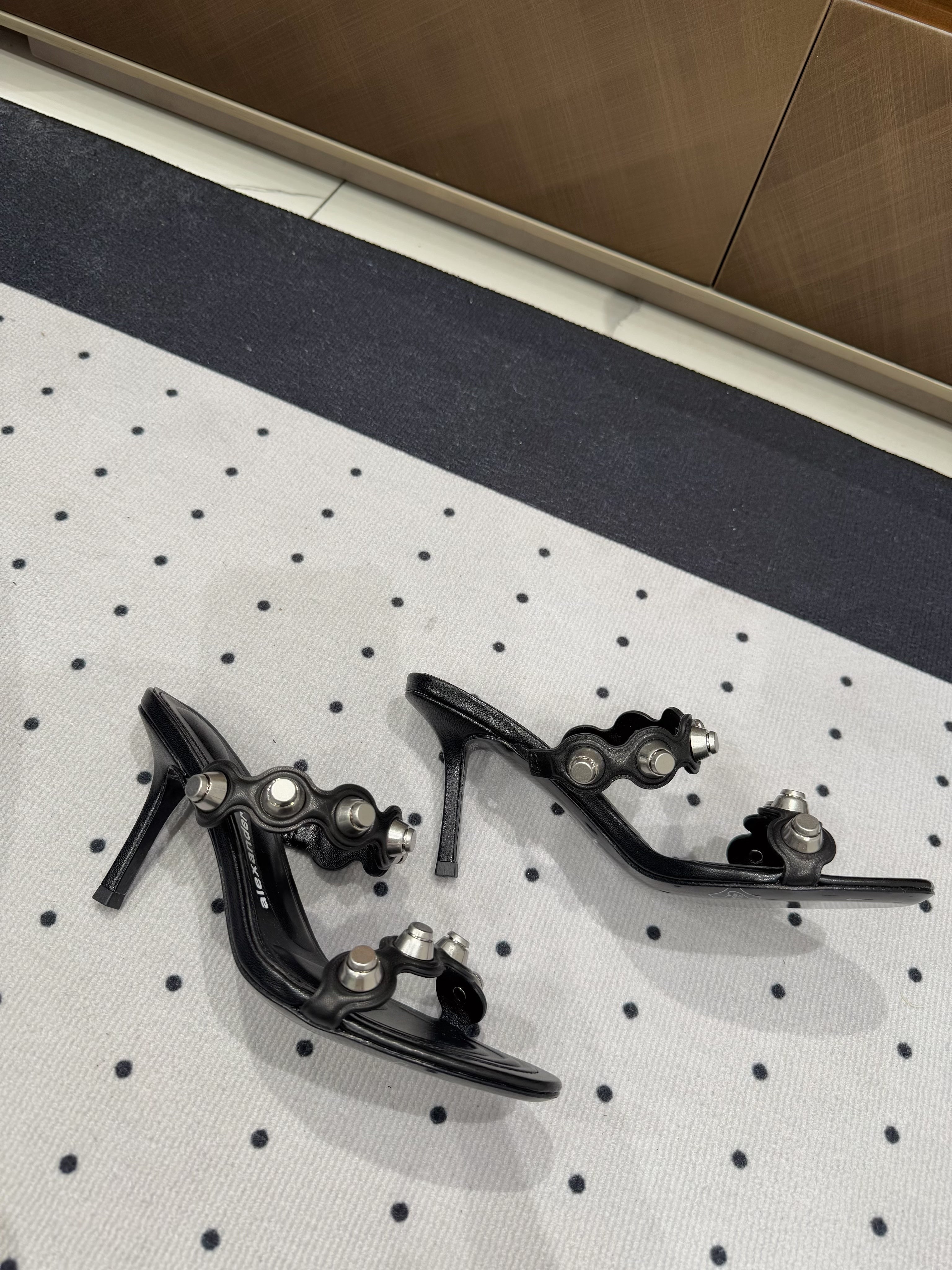 RIOT 80 MM SANDAL IN BLACK LAMBSKIN