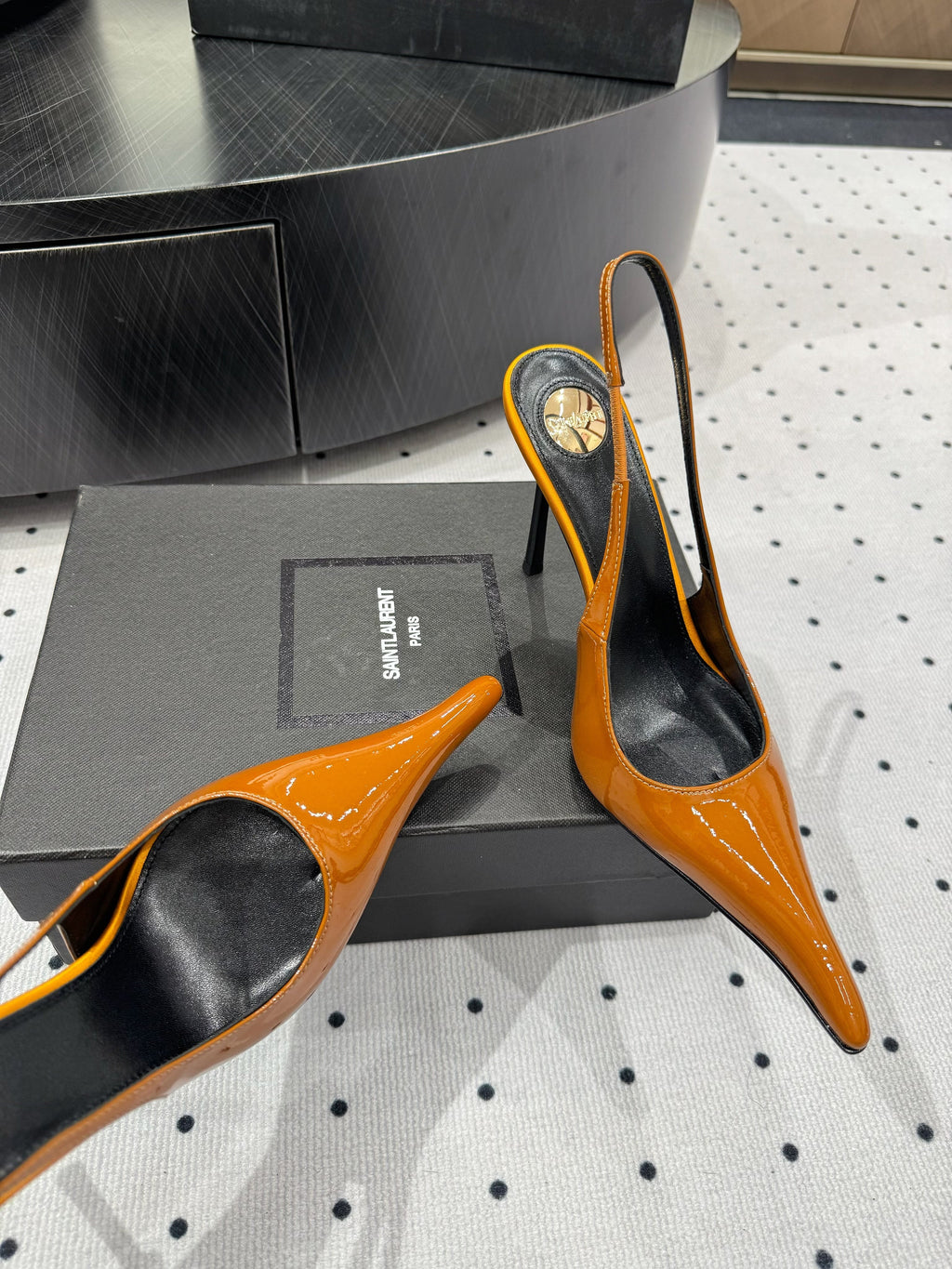 YSL 26S POINTED-TOE SLINGBACK HEELS 105 MM IN DARK ORANGE PATENT CALFSKIN STYLE 2