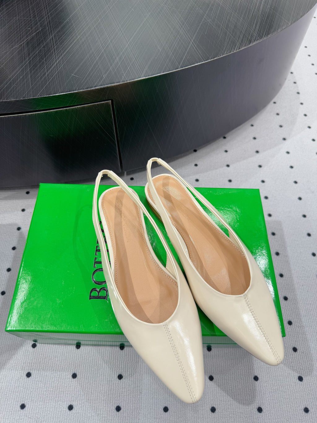 BOTTEGA VENETA 26S SLINGBACK FLATS IN LIGHT BEIGE CALFSKIN