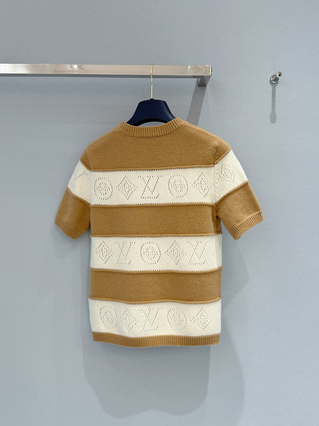 LV 26S SHORT-SLEEVED SWEATER STYLE 250