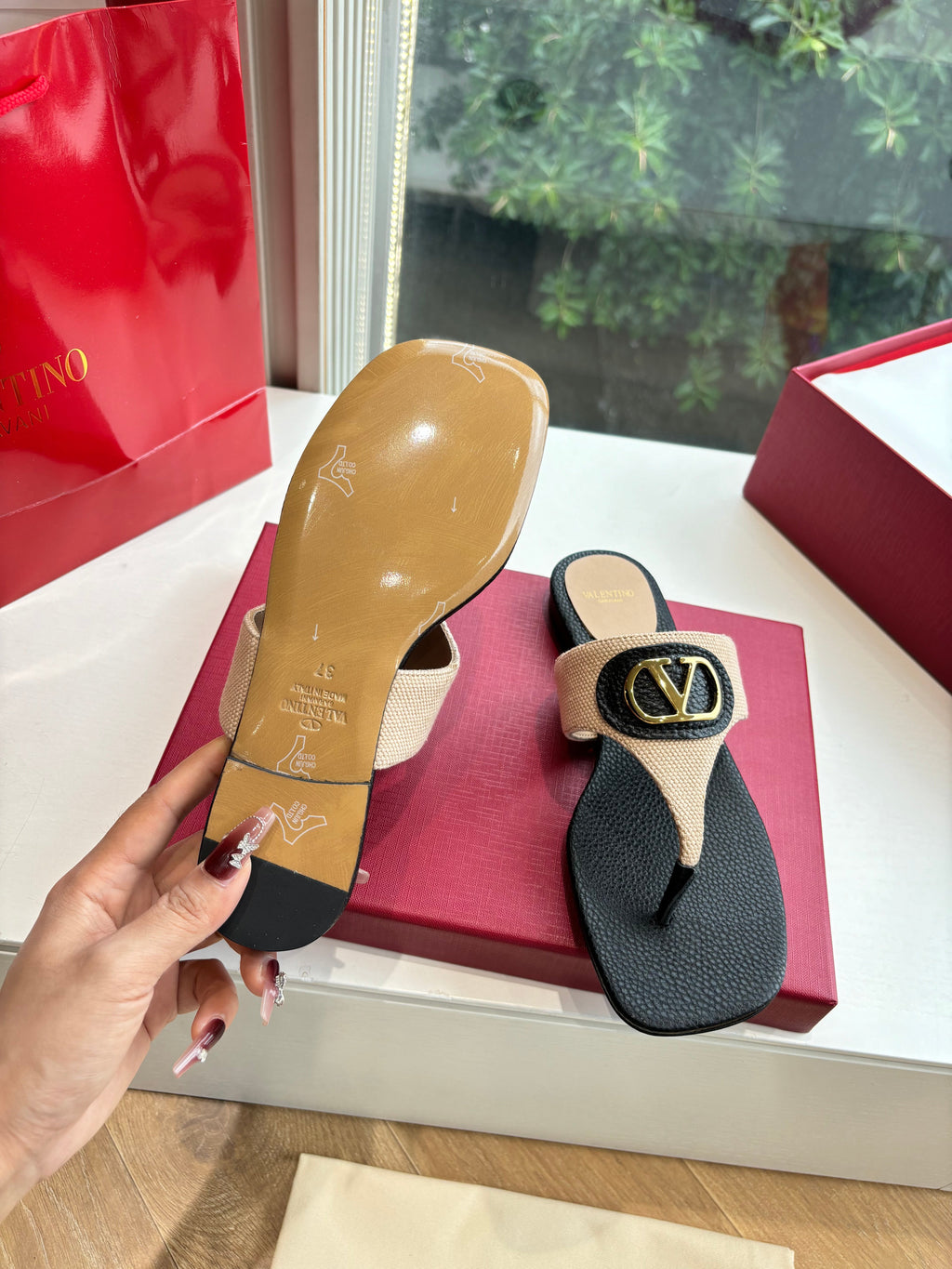 VLTN THONG SANDALS 25S IN BLACK MIX BEIGE LAMBSKIN WITH GOLD HARDWARE