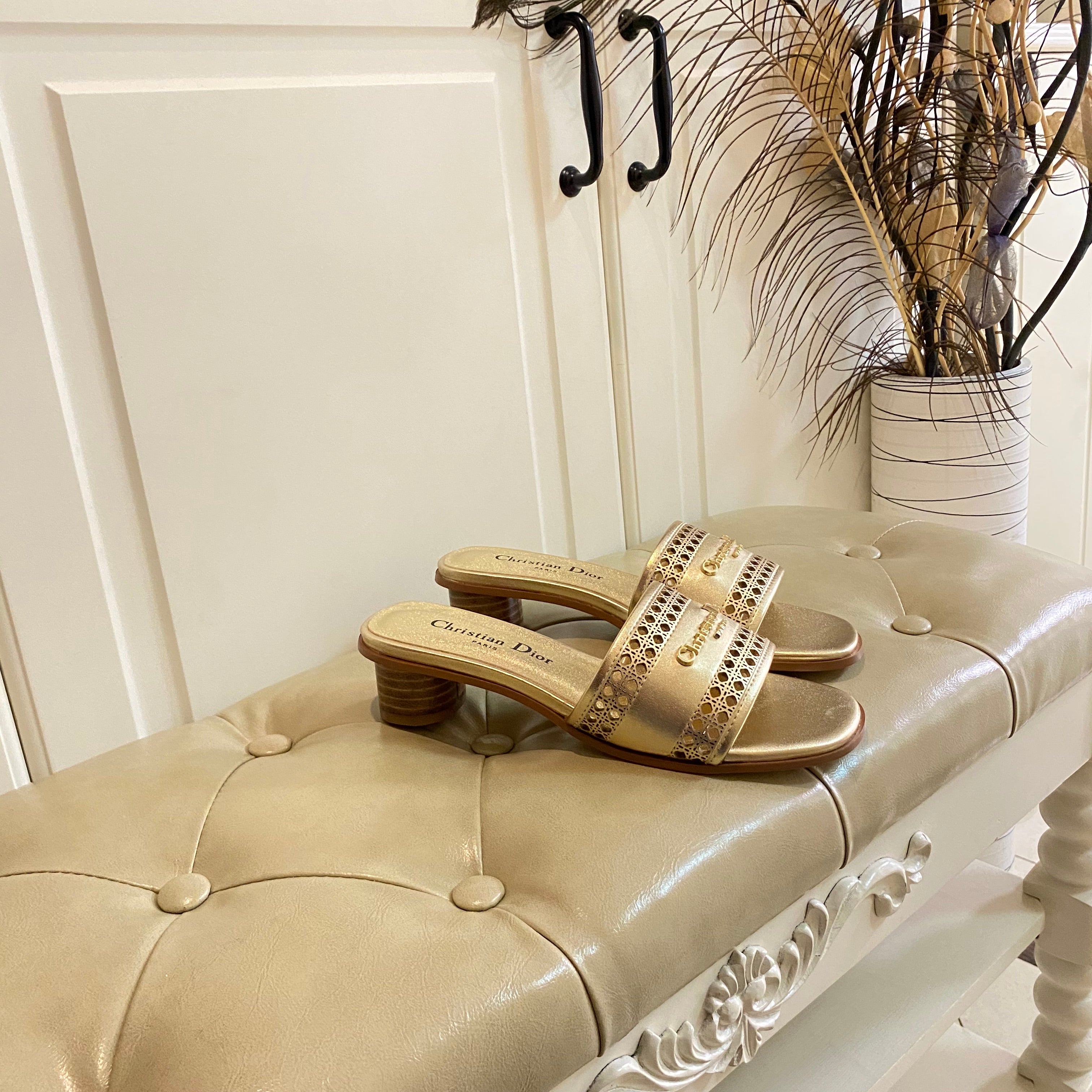 DWAY HEELED SLIDE IN GOLD CALFSKIN WITH GOLD LOGO