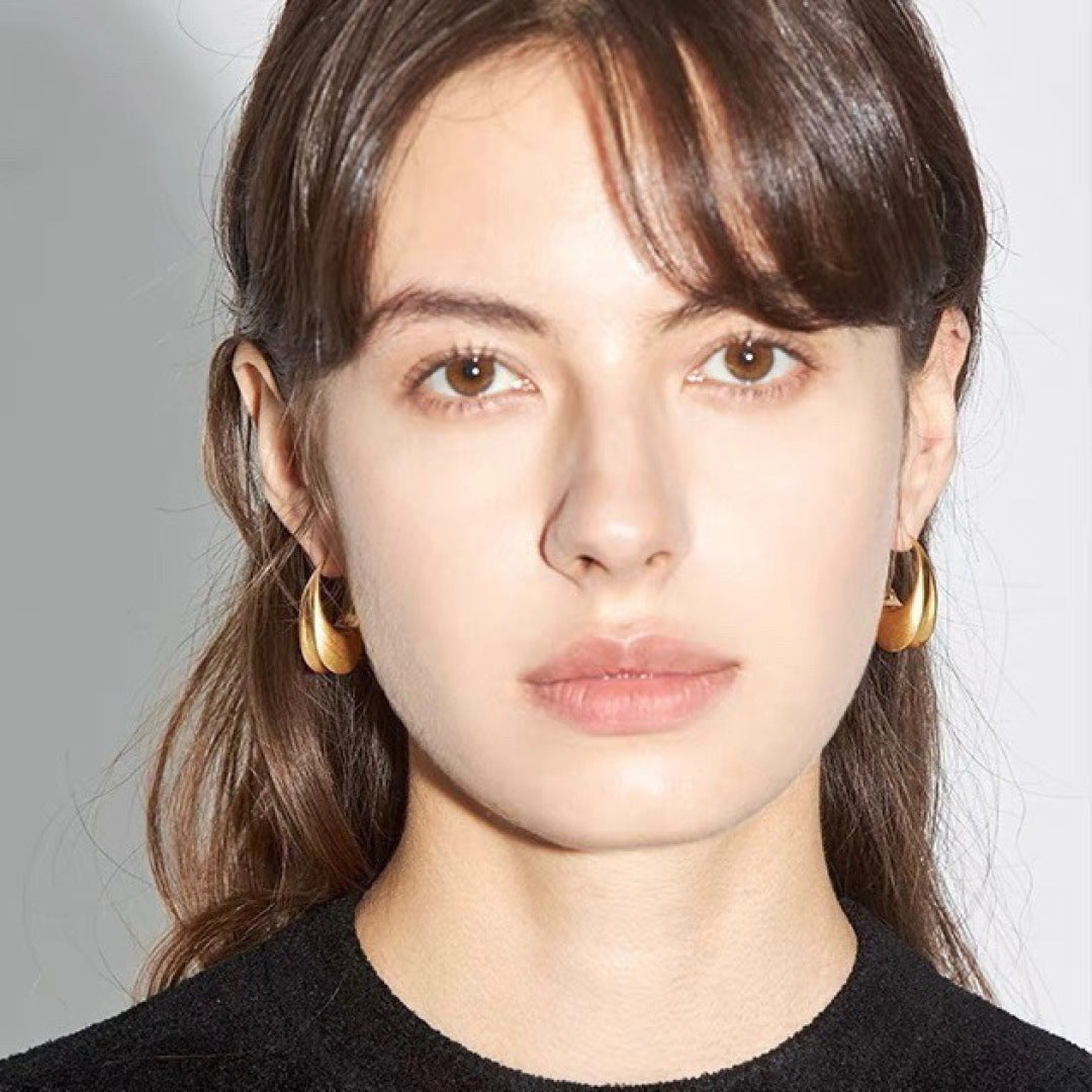 YSL 26S SCULPTED OVAL HOOP EARRINGS IN GOLD TONE METAL 615775