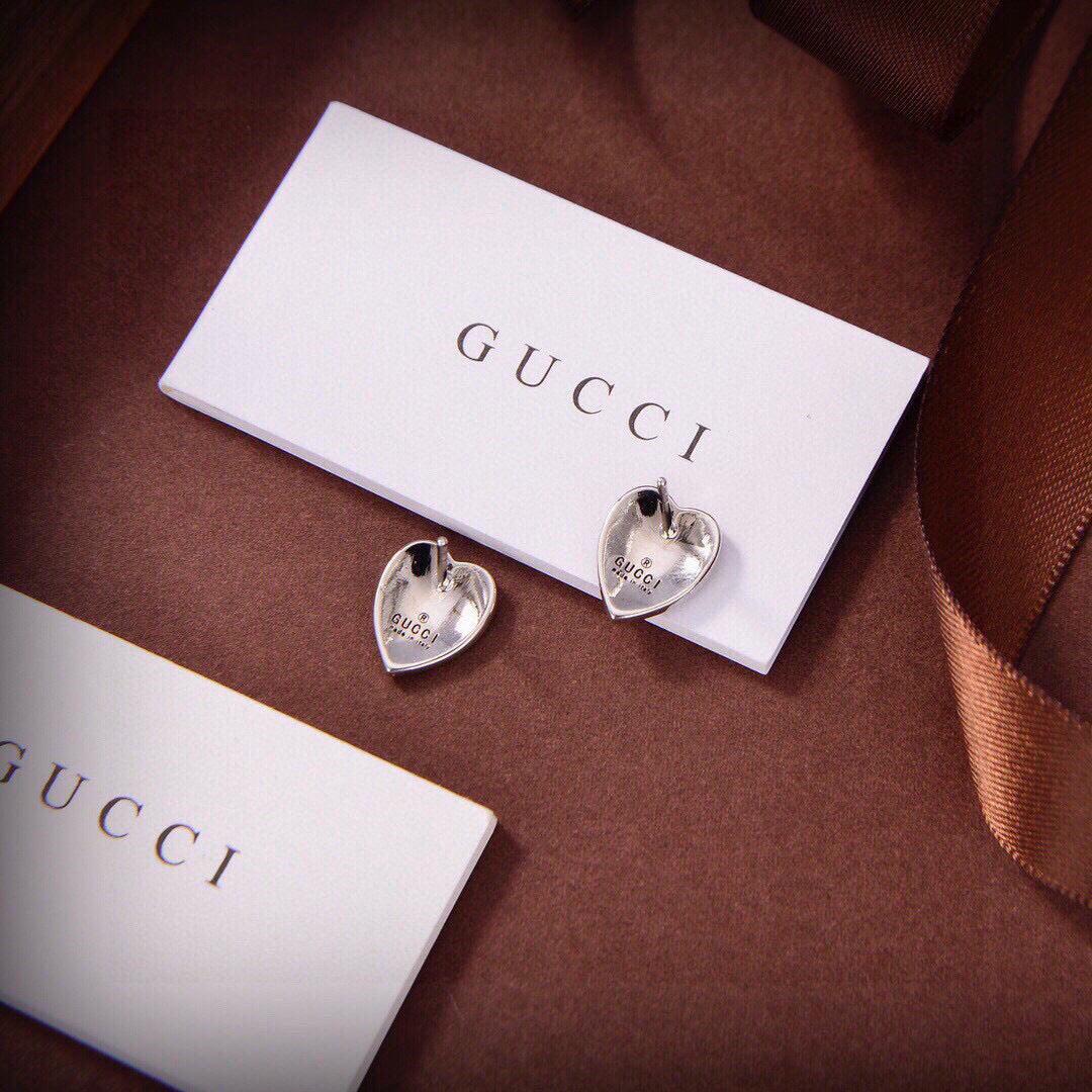 GUCCI 26S GG HEART ENAMEL STUD EARRINGS IN SILVER TONE METAL 624258