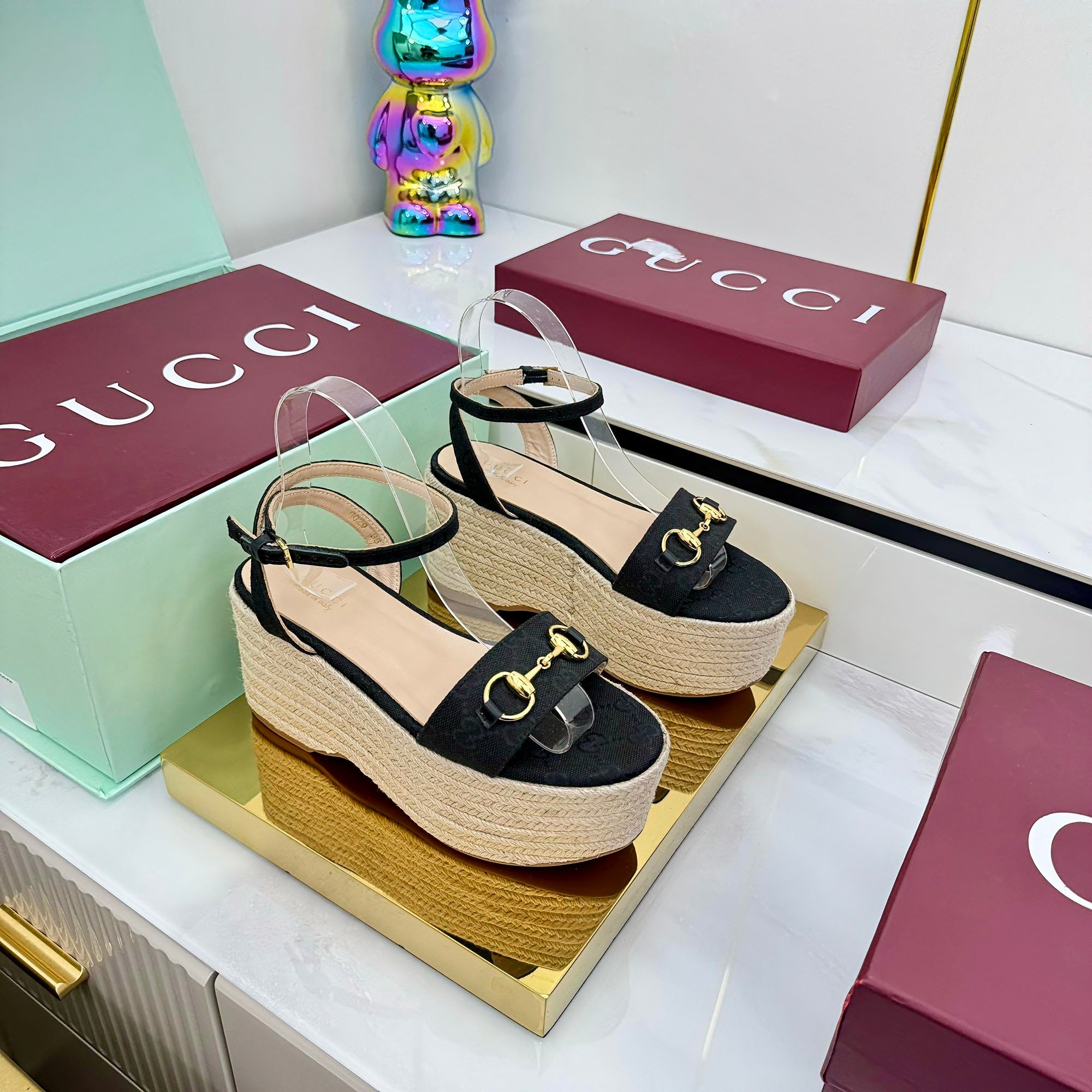 GG HIGH WEDGE SANDALS IN BLACK FABRIC AND RAFFIA WITH GOLD HARDWARE