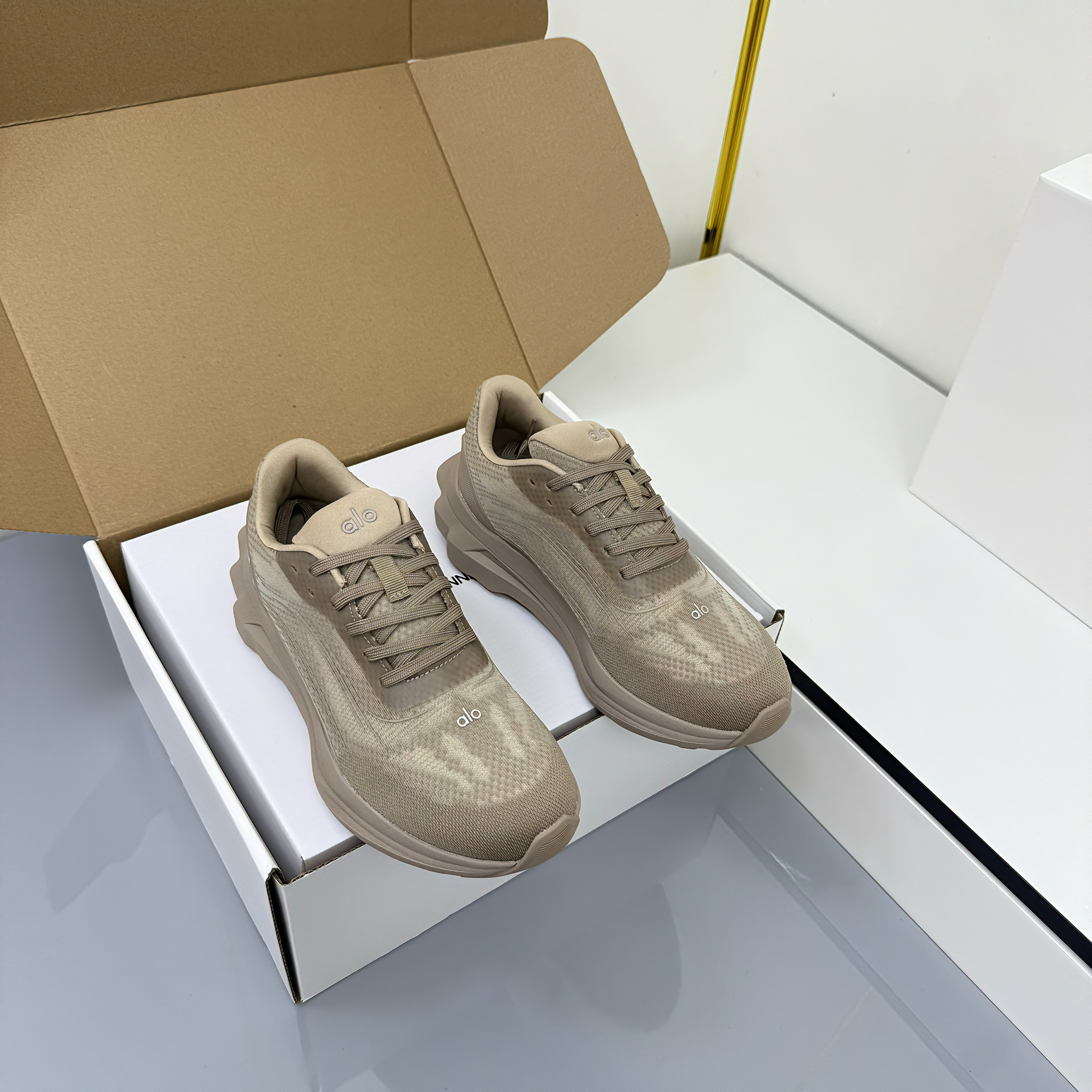 ALO 25S SNEAKER IN STONE BEIGE MESH FABRIC