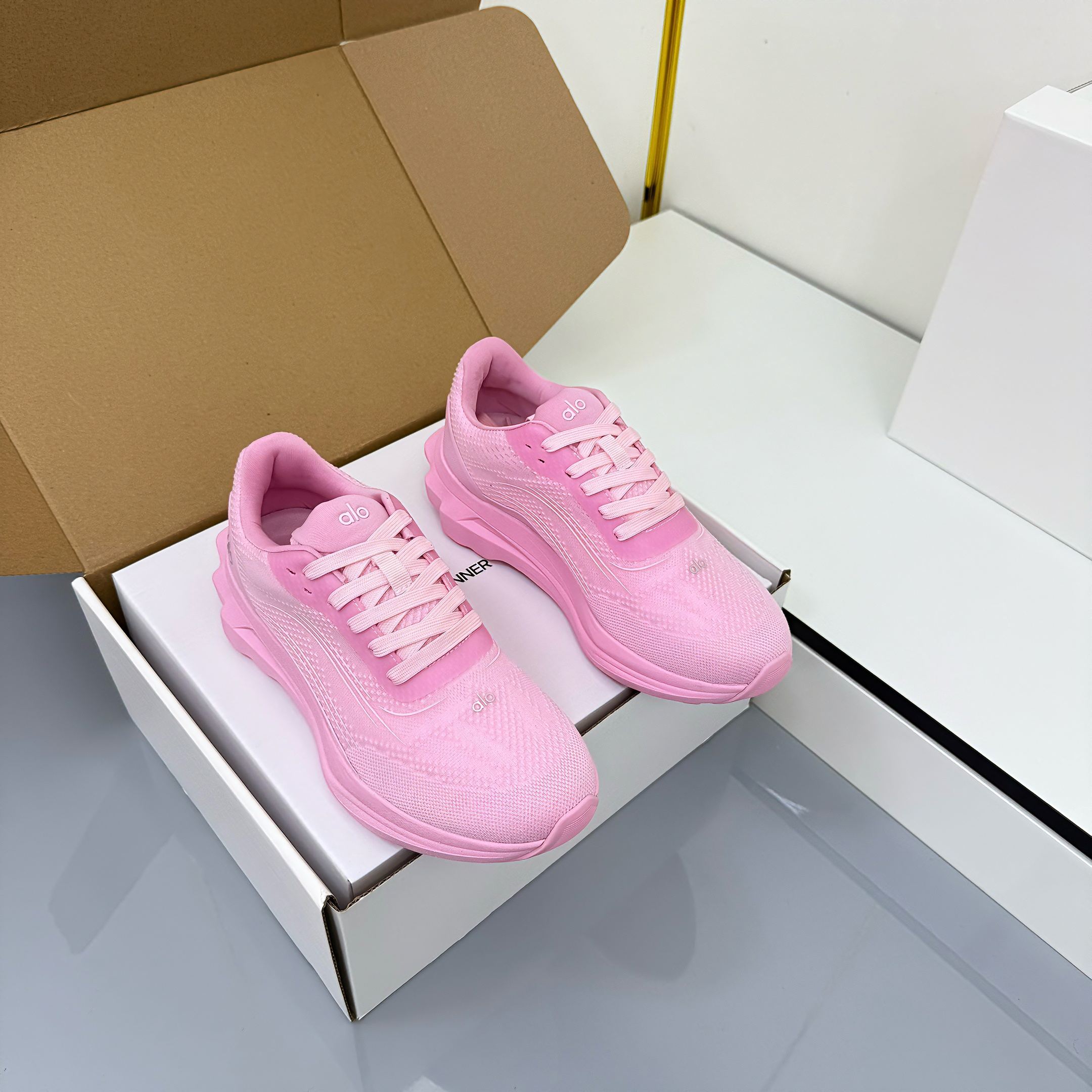 ALO 25S SNEAKER IN PINK MESH FABRIC
