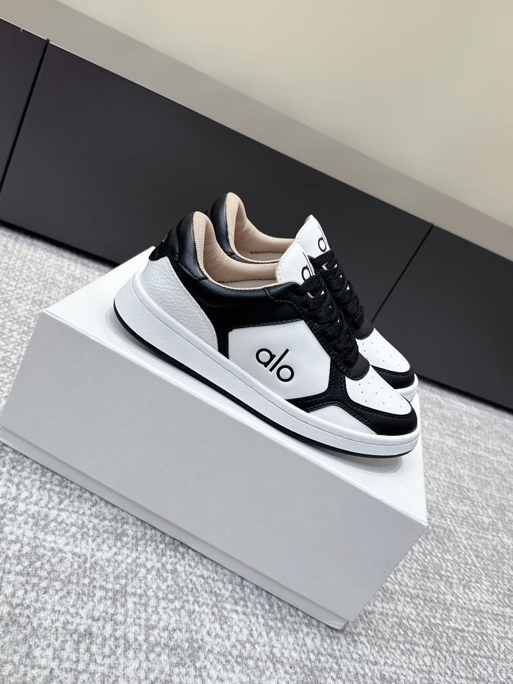 ALO 25S SNEAKER IN BLACK AND WHITE LAMBSKIN