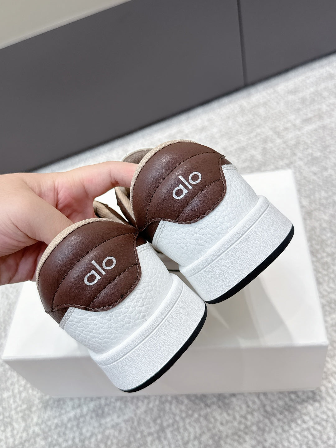 ALO 25S SNEAKER IN DARK BROWN AND WHITE LAMBSKIN