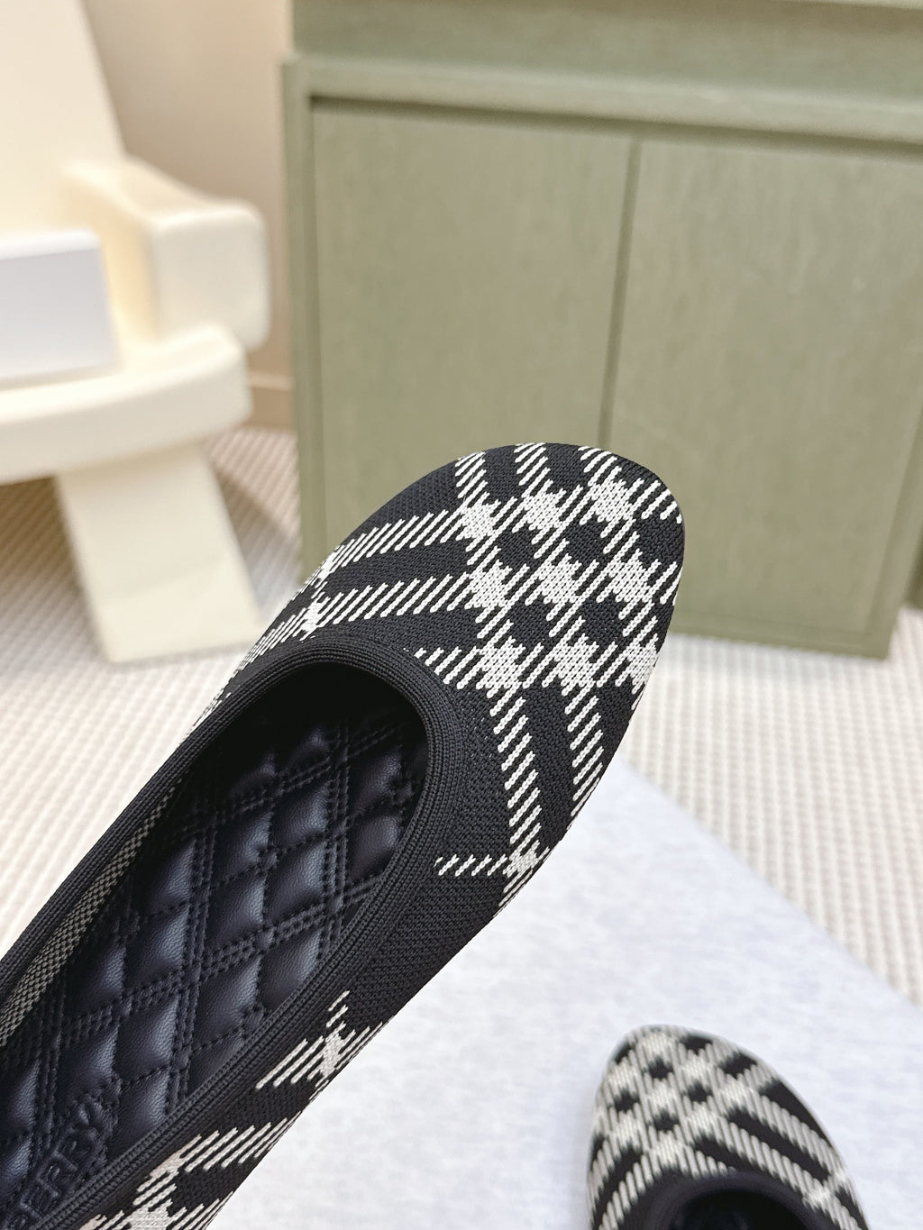BURBERRY 26S BALLET FLATS IN BLACK AND WHITE KNIT STYLE 2