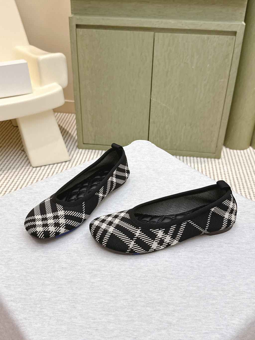 BURBERRY 26S BALLET FLATS IN BLACK AND WHITE KNIT STYLE 2