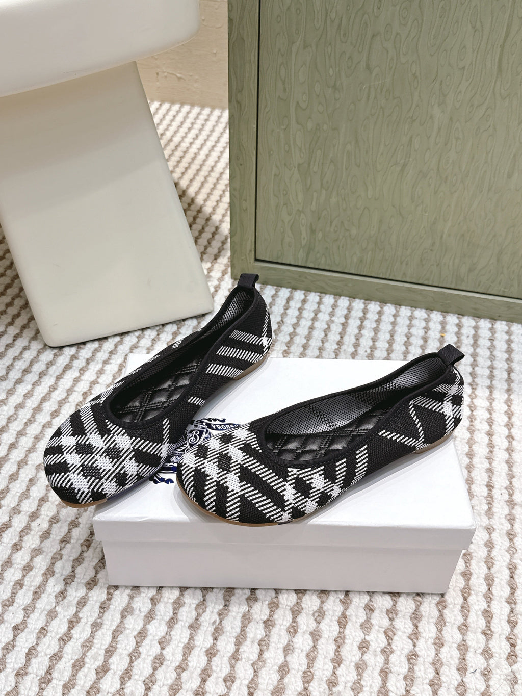 BURBERRY 26S BALLET FLATS IN BLACK AND WHITE KNIT