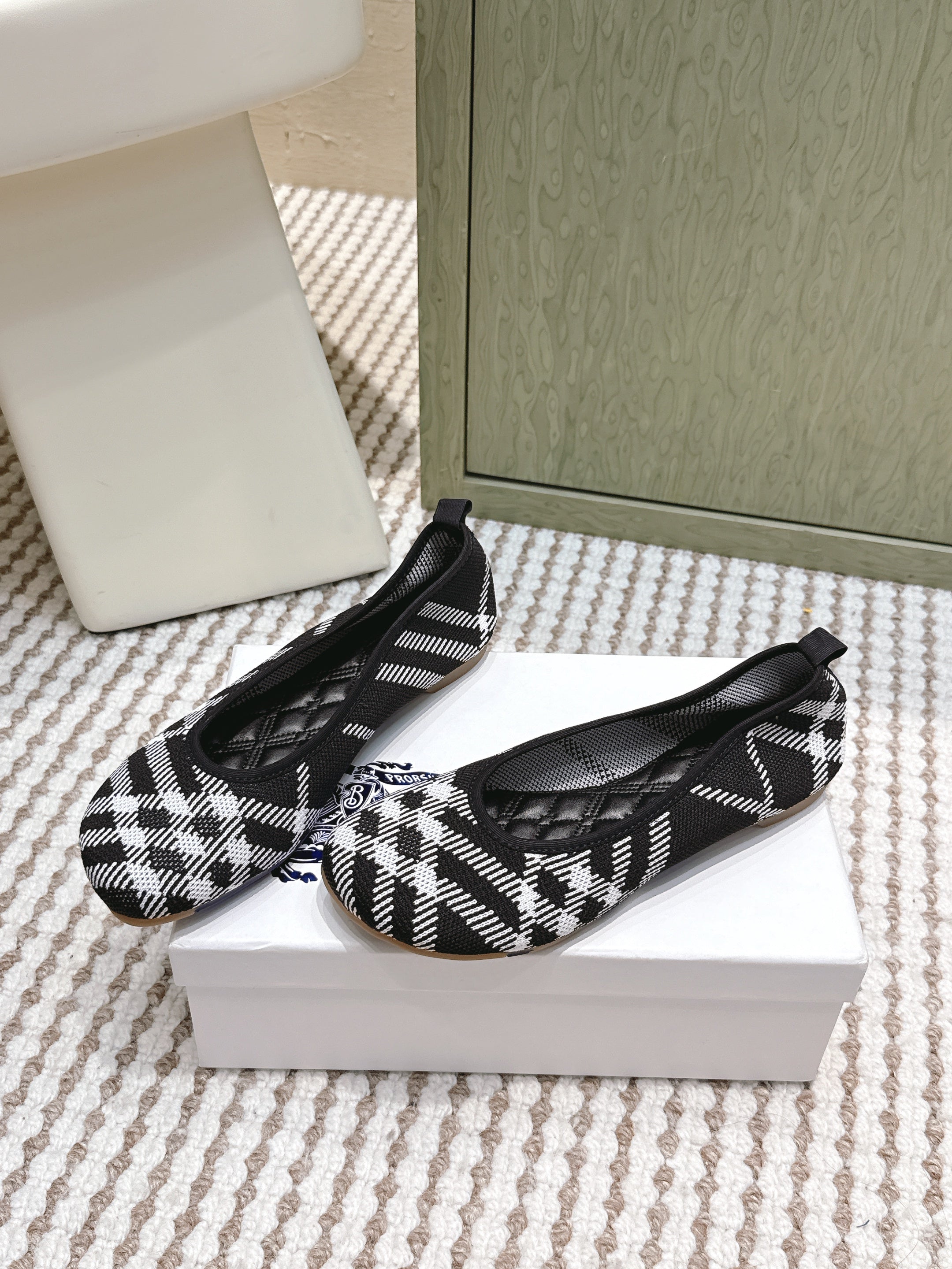 BURBERRY 26S BALLET FLATS IN BLACK AND WHITE KNIT