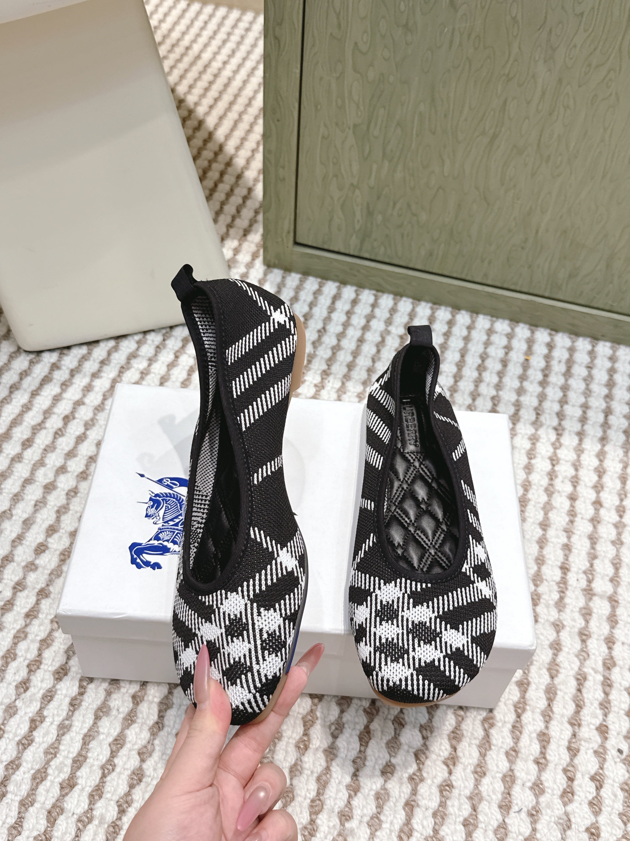 BURBERRY 26S BALLET FLATS IN BLACK AND WHITE KNIT