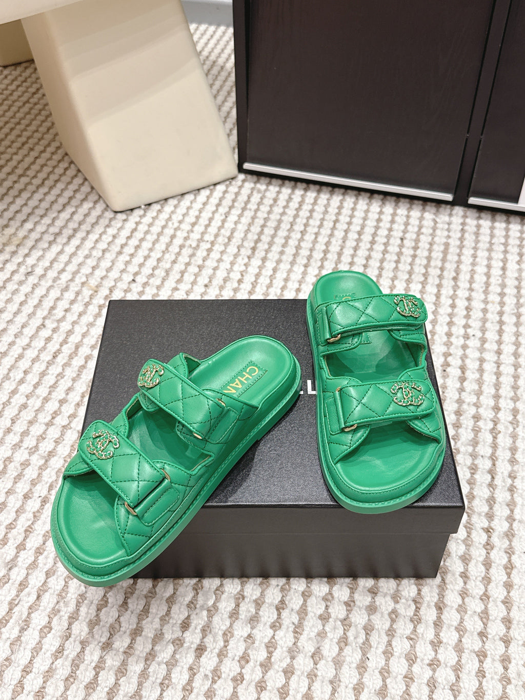 CHANEL 26S SANDALS IN GREEN CALFSKIN