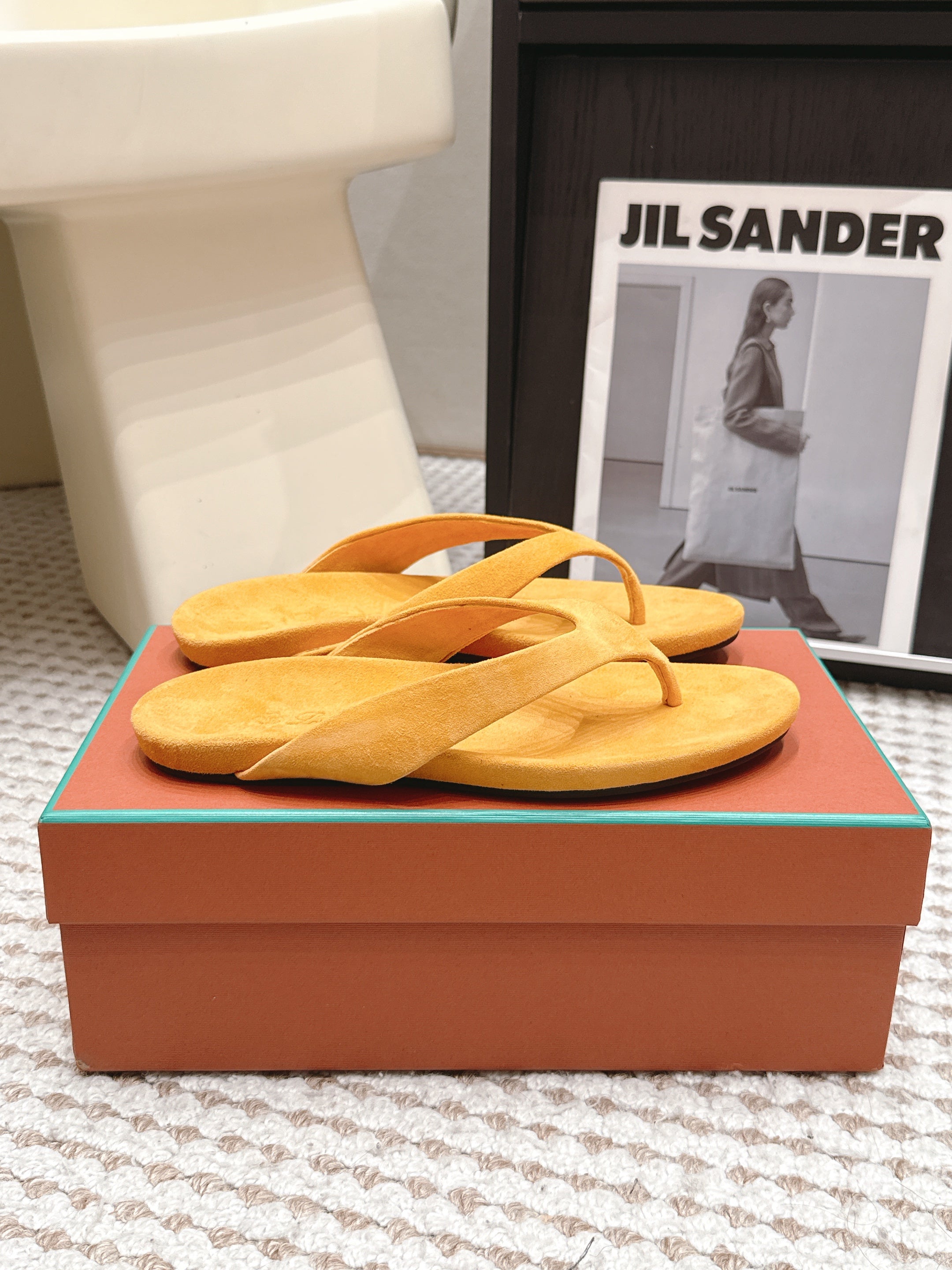 LP 26S THONG SANDALS IN GOLDEN YELLOW SUEDE