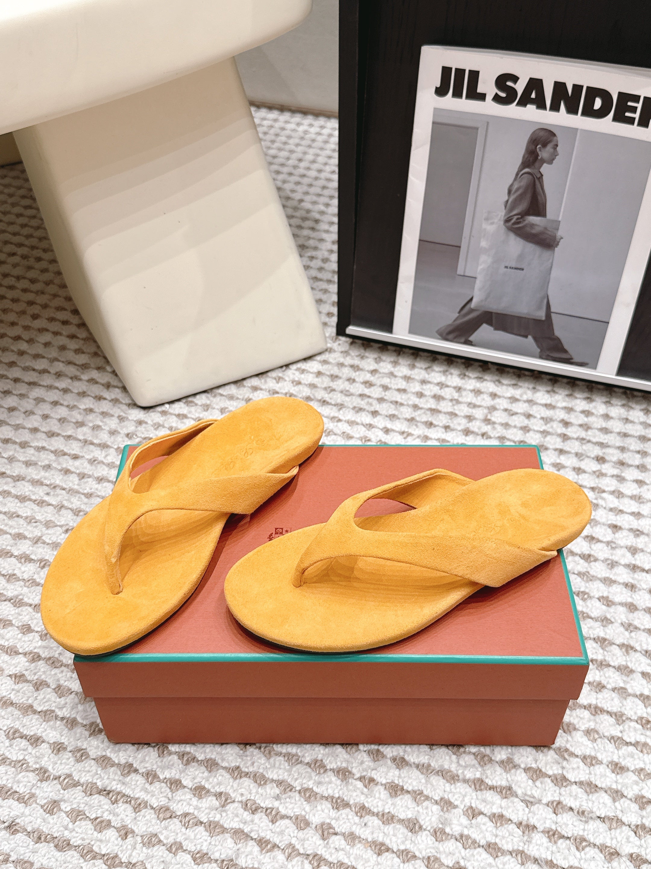 LP 26S THONG SANDALS IN GOLDEN YELLOW SUEDE