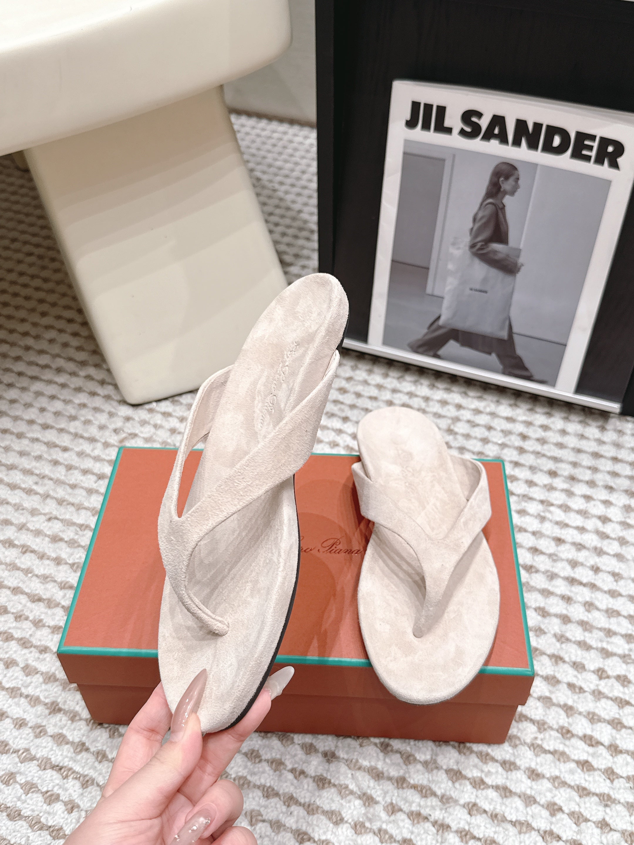 LP 26S THONG SANDALS IN LIGHT BEIGE SUEDE