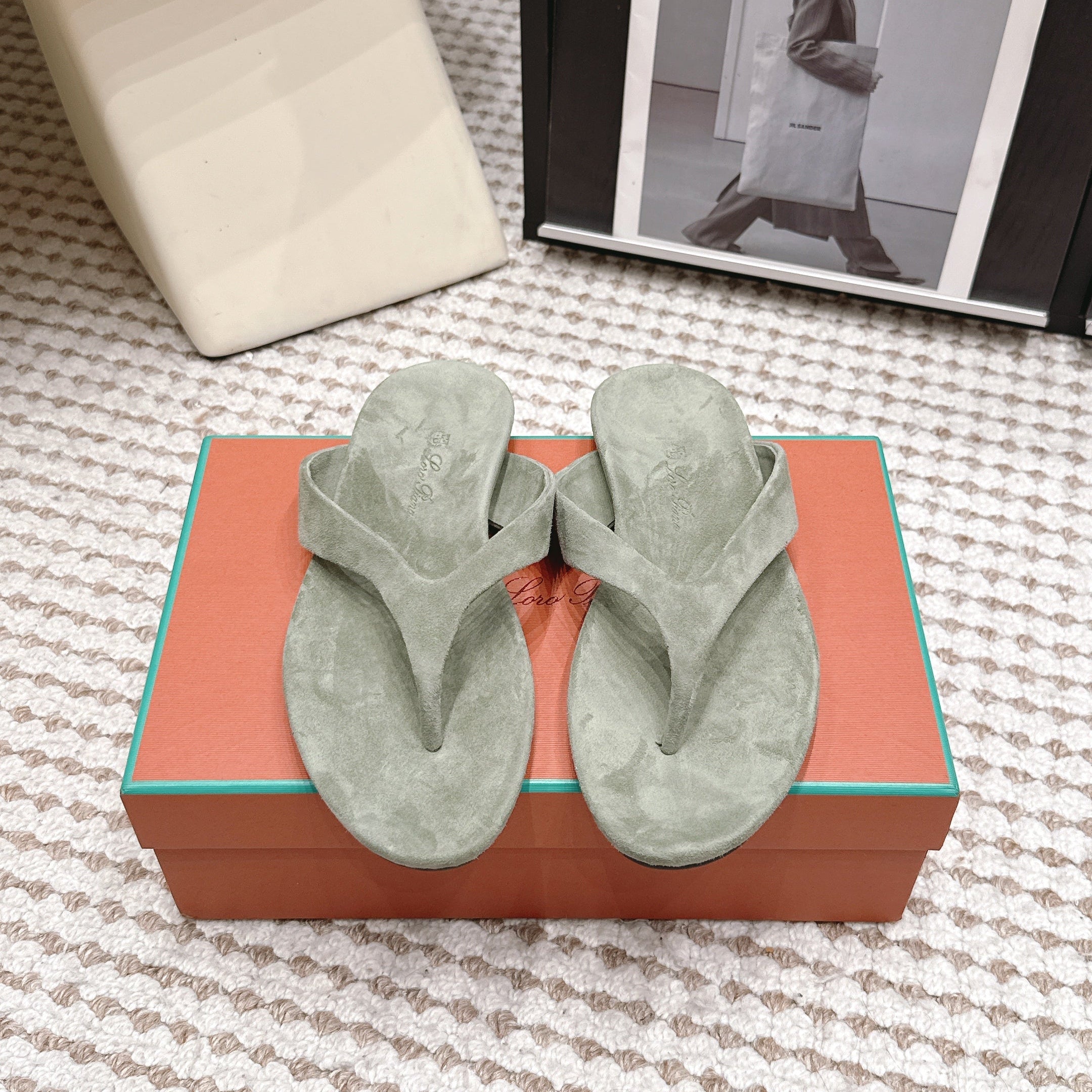 LP 26S THONG SANDALS IN SAGE GREEN SUEDE