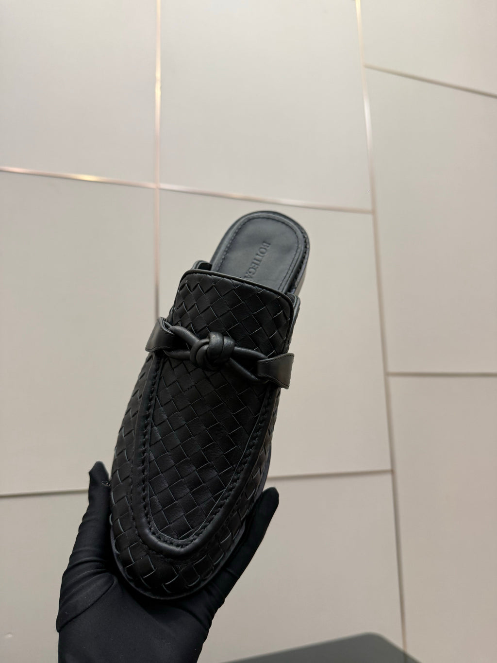 BOTTEGA VENETA 26S BACKLESS LOAFERS IN BLACK TECHNICAL WOVEN CALFSKIN STYLE 2