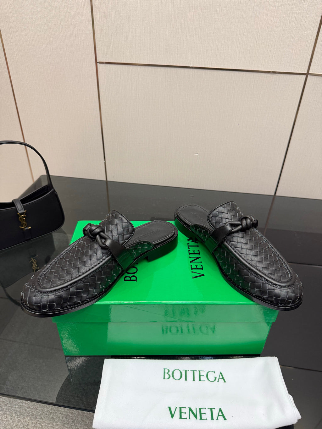 BOTTEGA VENETA 26S BACKLESS LOAFERS IN BLACK TECHNICAL WOVEN CALFSKIN STYLE 2