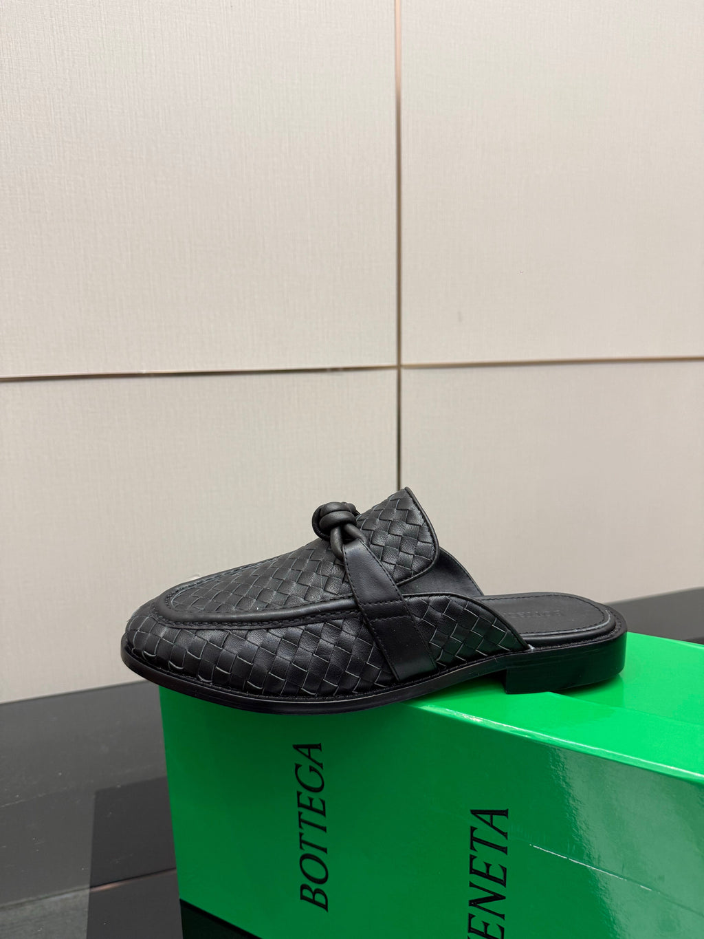 BOTTEGA VENETA 26S BACKLESS LOAFERS IN BLACK TECHNICAL WOVEN CALFSKIN STYLE 2